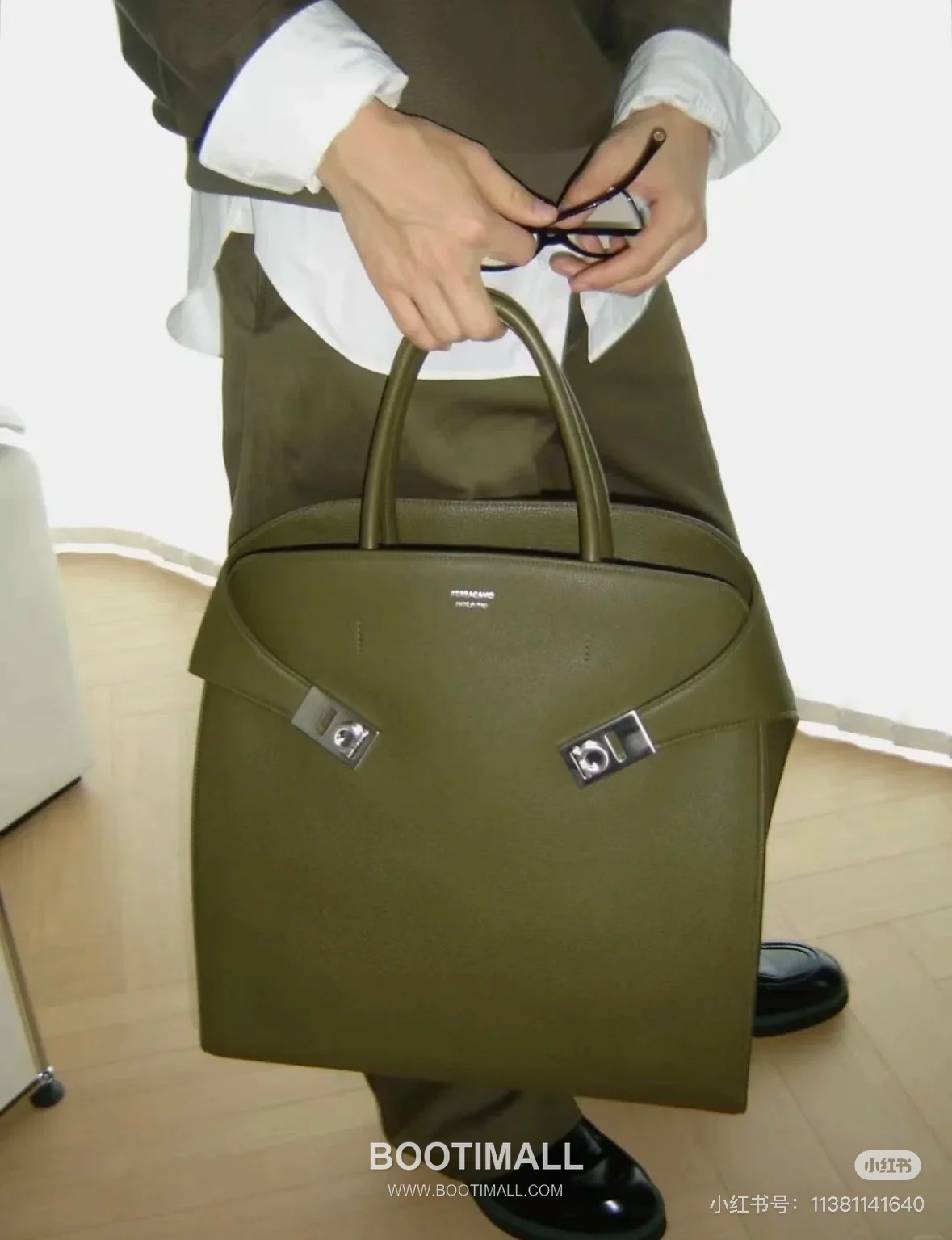 Ferragamo Hug Hammered Calfskin Tote Bag AU-24/1666 페라가모 허그 해머드 카프스킨 토트백 38cm 30
