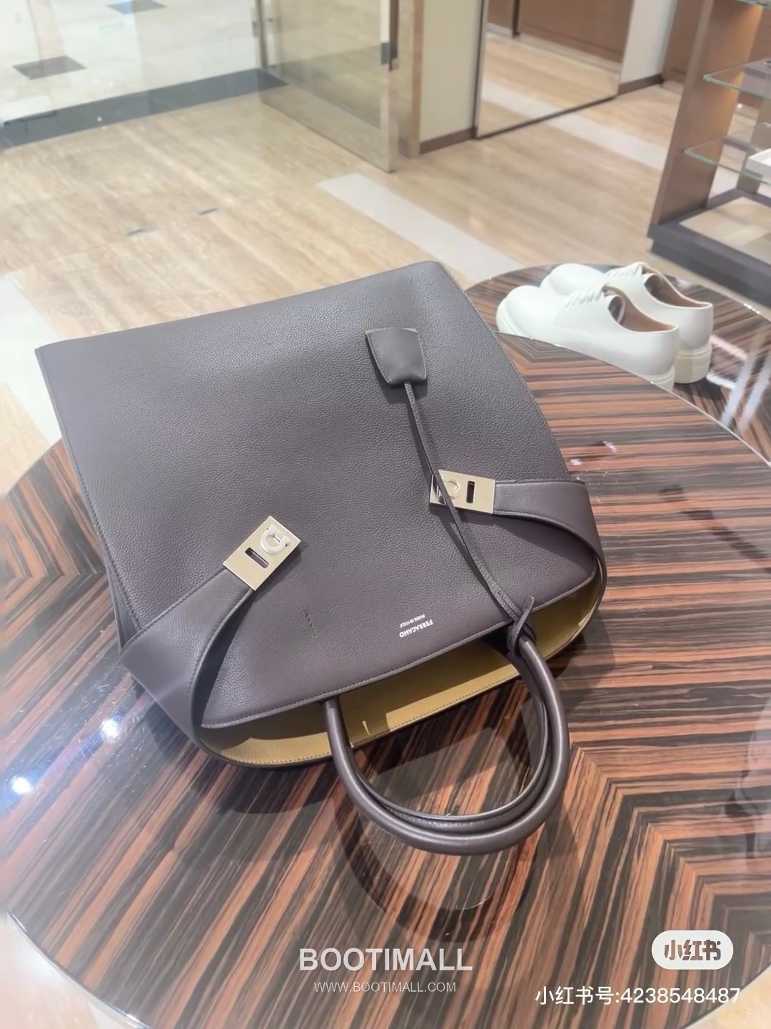 Ferragamo Hug Hammered Calfskin Tote Bag AU-24/1666 페라가모 허그 해머드 카프스킨 토트백 38cm 5