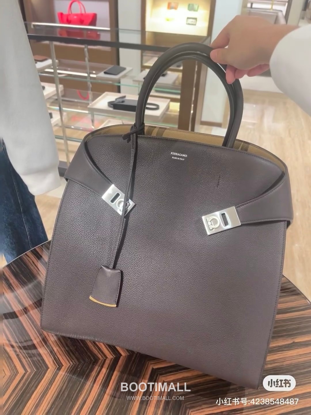 Ferragamo Hug Hammered Calfskin Tote Bag AU-24/1666 페라가모 허그 해머드 카프스킨 토트백 38cm 6