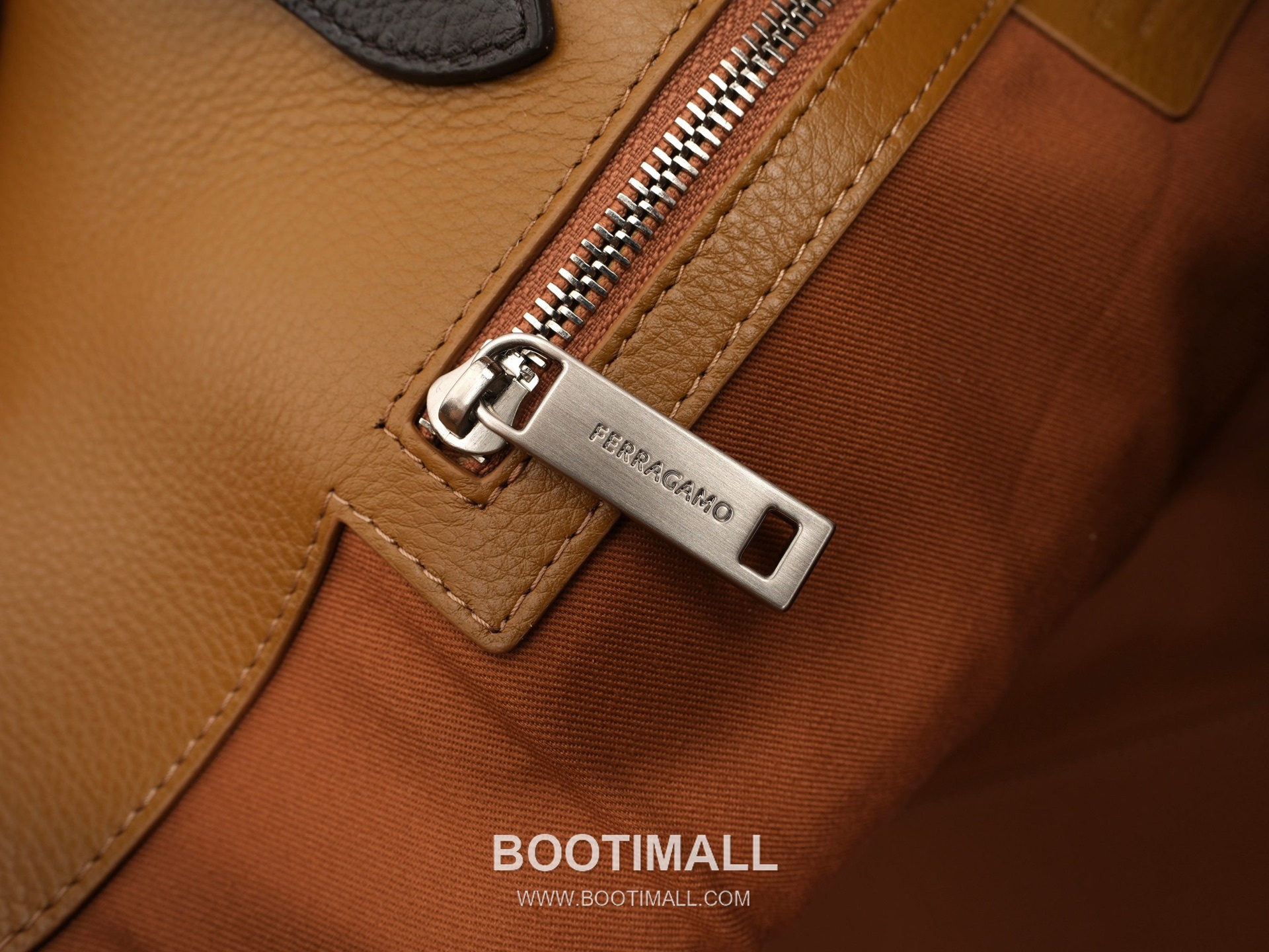 Ferragamo Hug Hammered Calfskin Tote Bag AU-24/1666 페라가모 허그 해머드 카프스킨 토트백 38cm 14