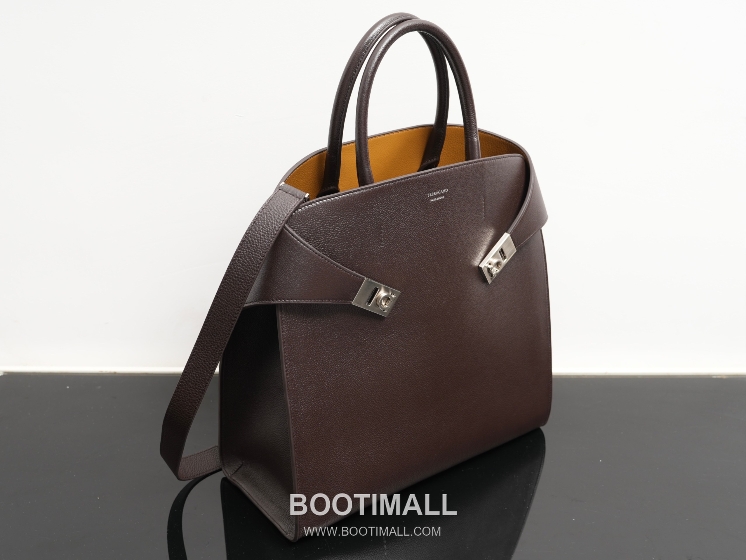 Ferragamo Hug Hammered Calfskin Tote Bag AU-24/1666 페라가모 허그 해머드 카프스킨 토트백 38cm 18