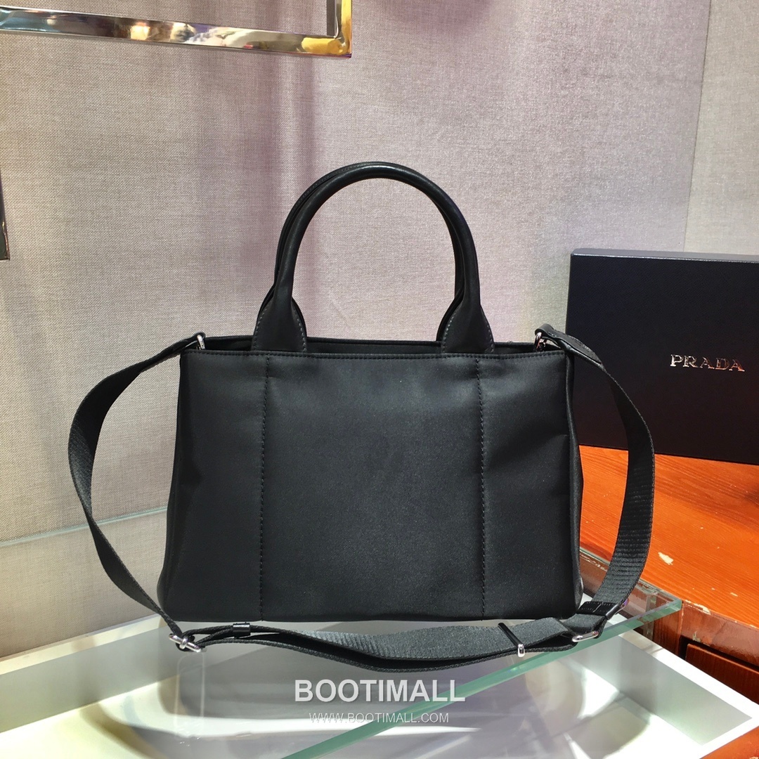 Prada Re-Nylon Twin Set Hobo Shoulder Bag with Detachable Pouch Detail 프라다 리나일론 트윈셋 호보 숄더백 탈부착 파우치 1BG364 28cm 4