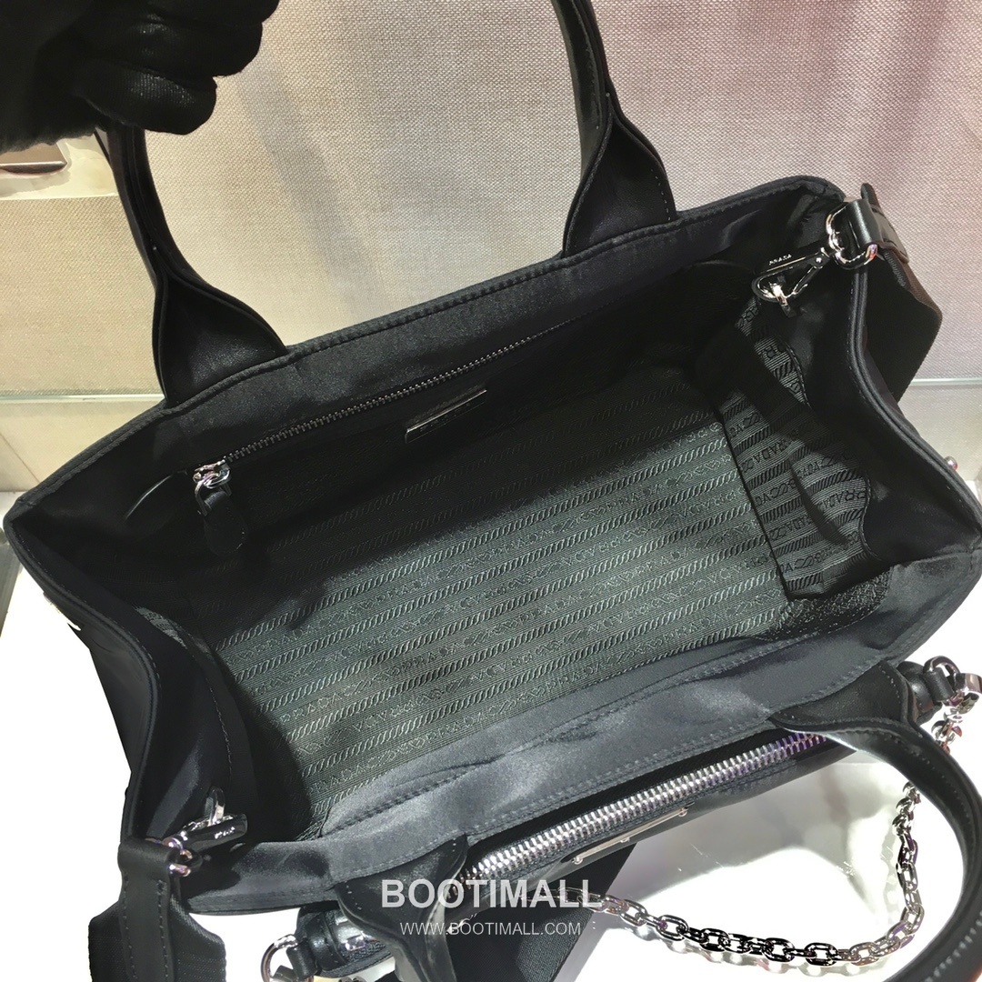 Prada Re-Nylon Twin Set Hobo Shoulder Bag with Detachable Pouch Detail 프라다 리나일론 트윈셋 호보 숄더백 탈부착 파우치 1BG364 28cm 8