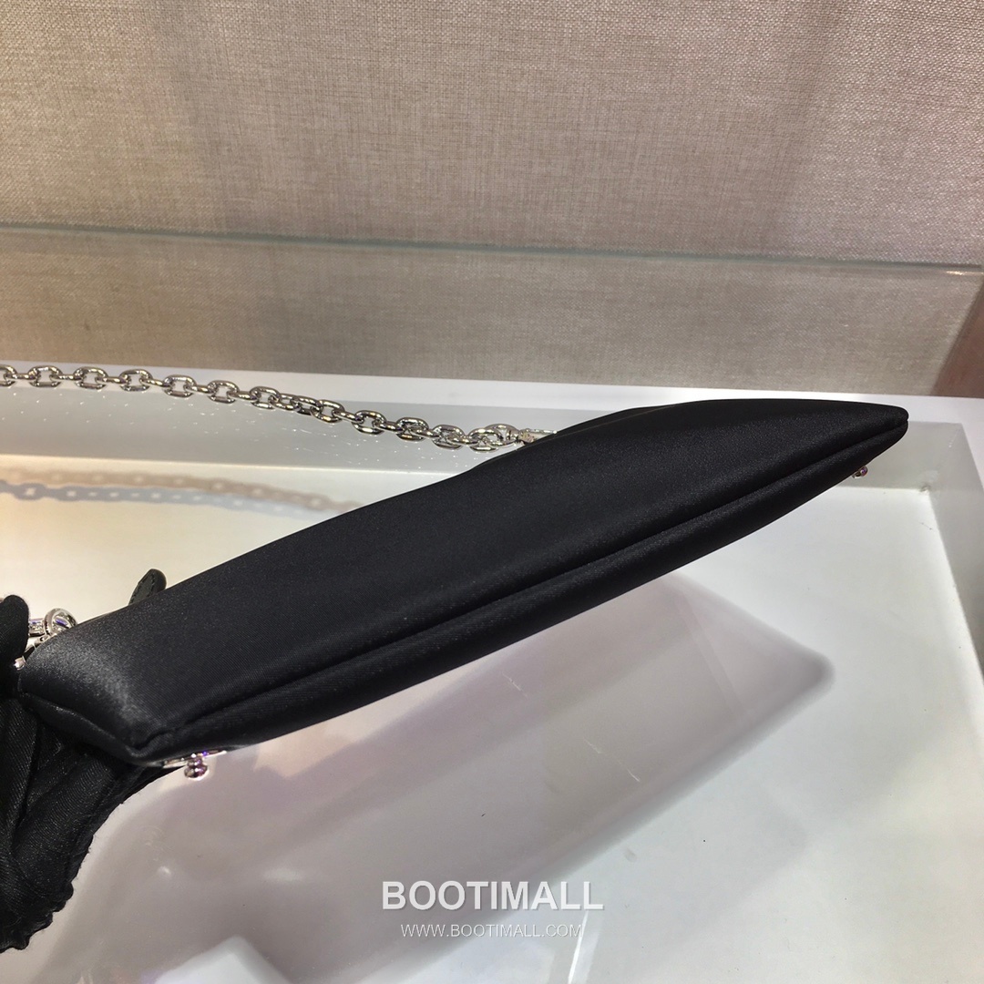 Prada Re-Nylon Mini Hobo Shoulder Bag with Chain Strap Detail 프라다 리나일론 체인 스트랩 미니 호보 숄더백 22cm 5