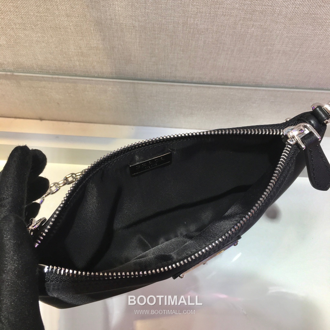 Prada Re-Nylon Mini Hobo Shoulder Bag with Chain Strap Detail 프라다 리나일론 체인 스트랩 미니 호보 숄더백 22cm 6