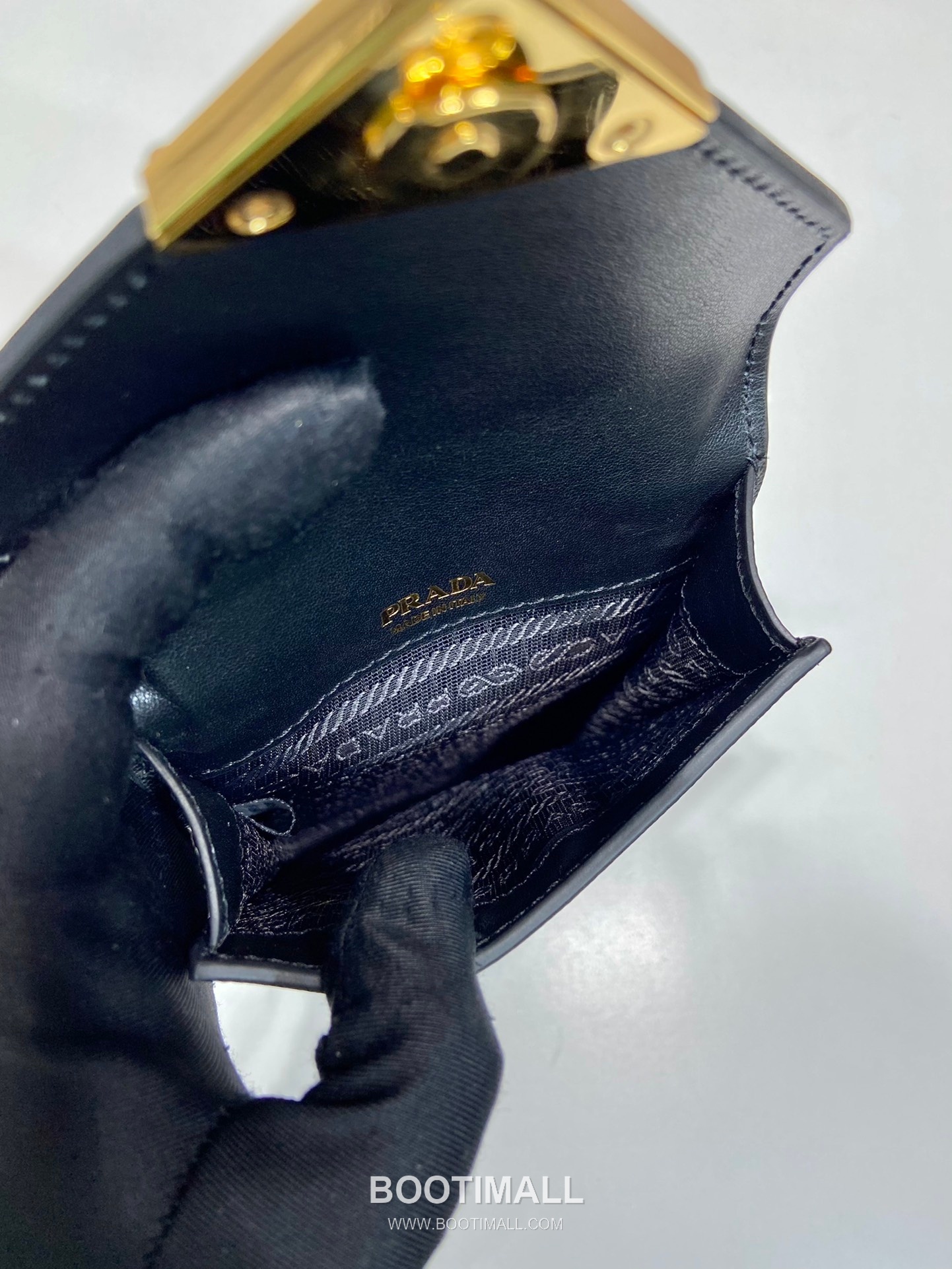 Prada Saffiano Leather Phone Crossbody Bag with Triangle Logo Lock Detail 프라다 사피아노 가죽 트라이앵글 로고 락 디테일 폰 크로스바디백 1BP050 10.5cm 8