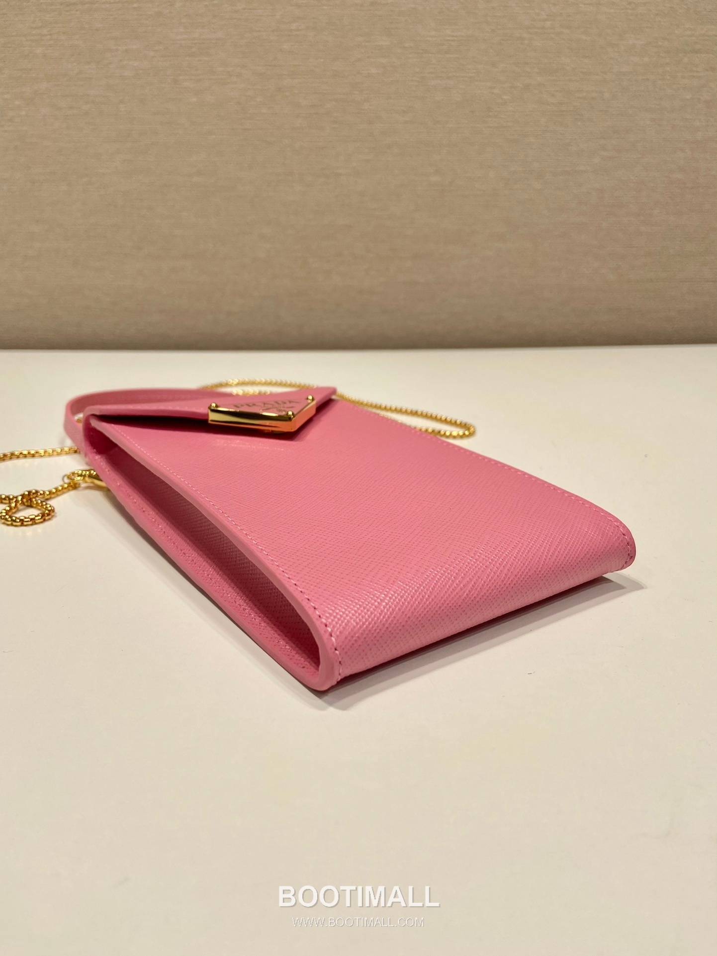 Prada Saffiano Leather Phone Crossbody Bag with Triangle Logo Lock Detail 프라다 사피아노 가죽 트라이앵글 로고 락 디테일 폰 크로스바디백 1BP050 10.5cm 15