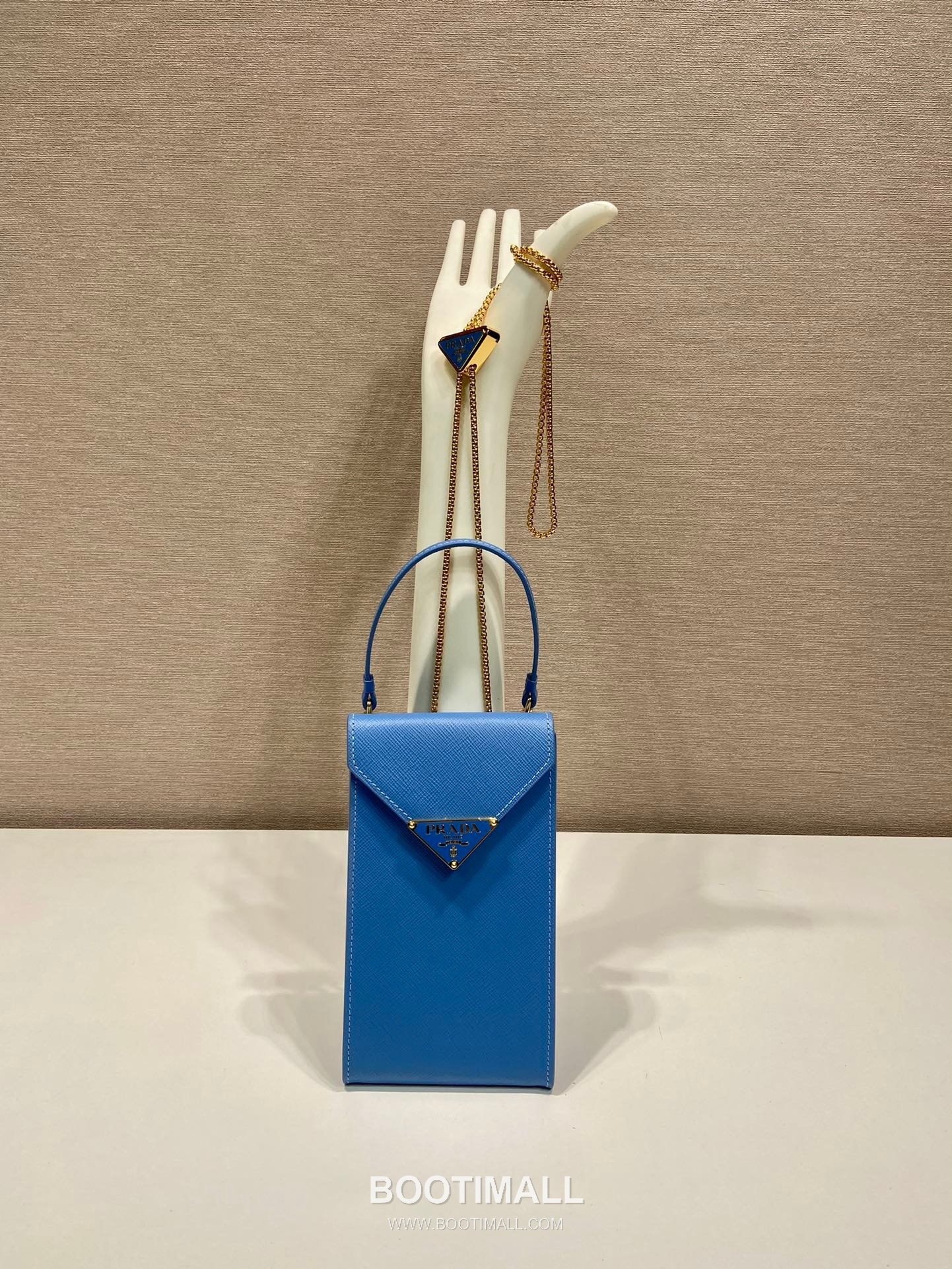 Prada Saffiano Leather Phone Crossbody Bag with Triangle Logo Lock Detail 프라다 사피아노 가죽 트라이앵글 로고 락 디테일 폰 크로스바디백 1BP050 10.5cm 10