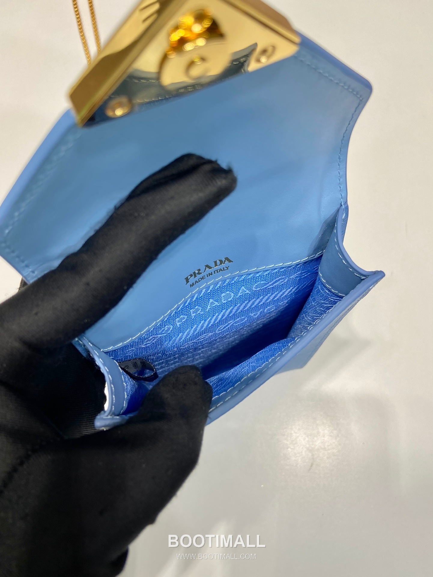 Prada Saffiano Leather Phone Crossbody Bag with Triangle Logo Lock Detail 프라다 사피아노 가죽 트라이앵글 로고 락 디테일 폰 크로스바디백 1BP050 10.5cm 17