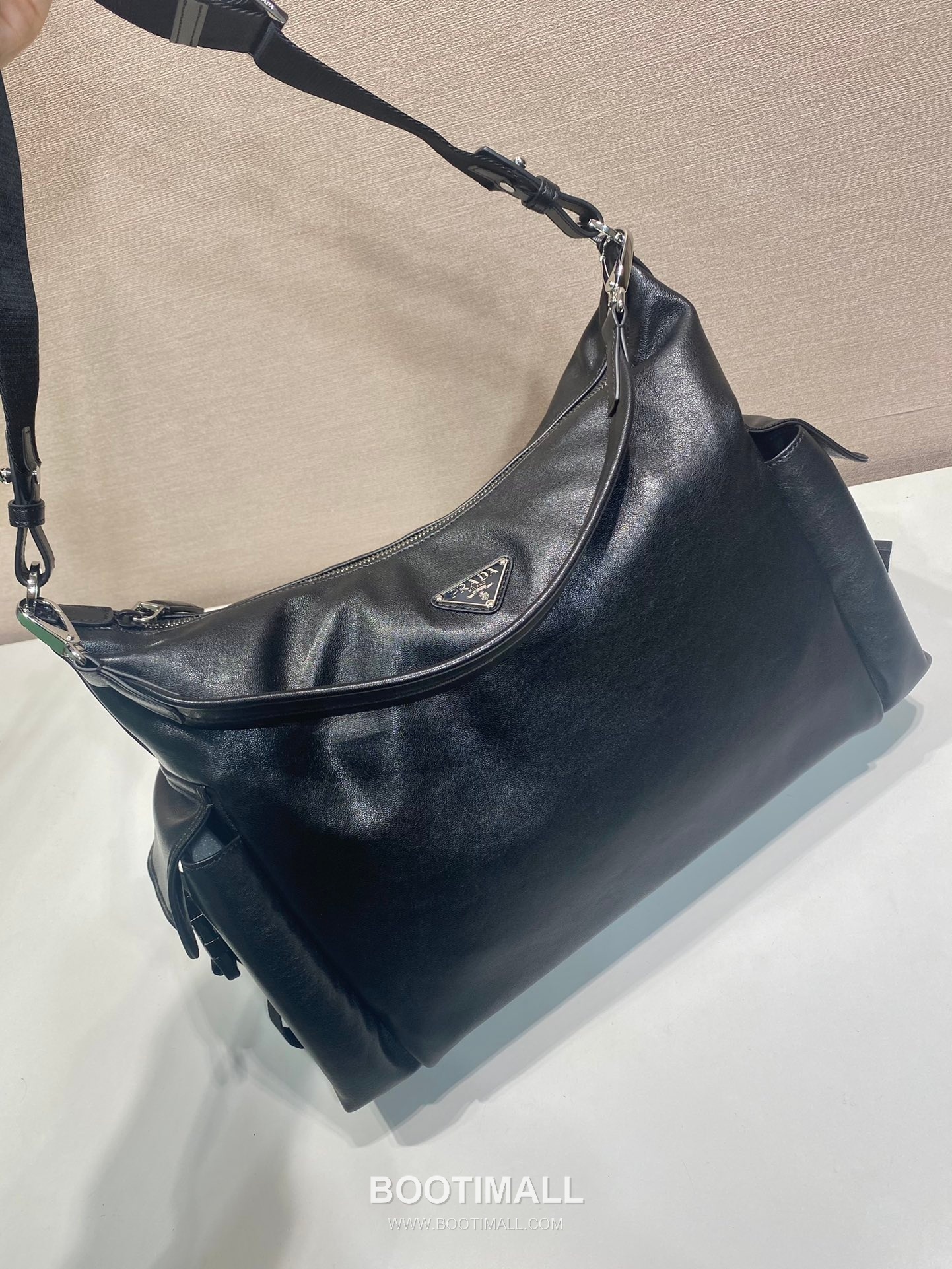 Prada Explore Calfskin Hobo Bag with Multi Pocket Strap Detail 프라다 익스플로어 카프스킨 멀티포켓 스트랩 호보백 2VH204 43cm 3