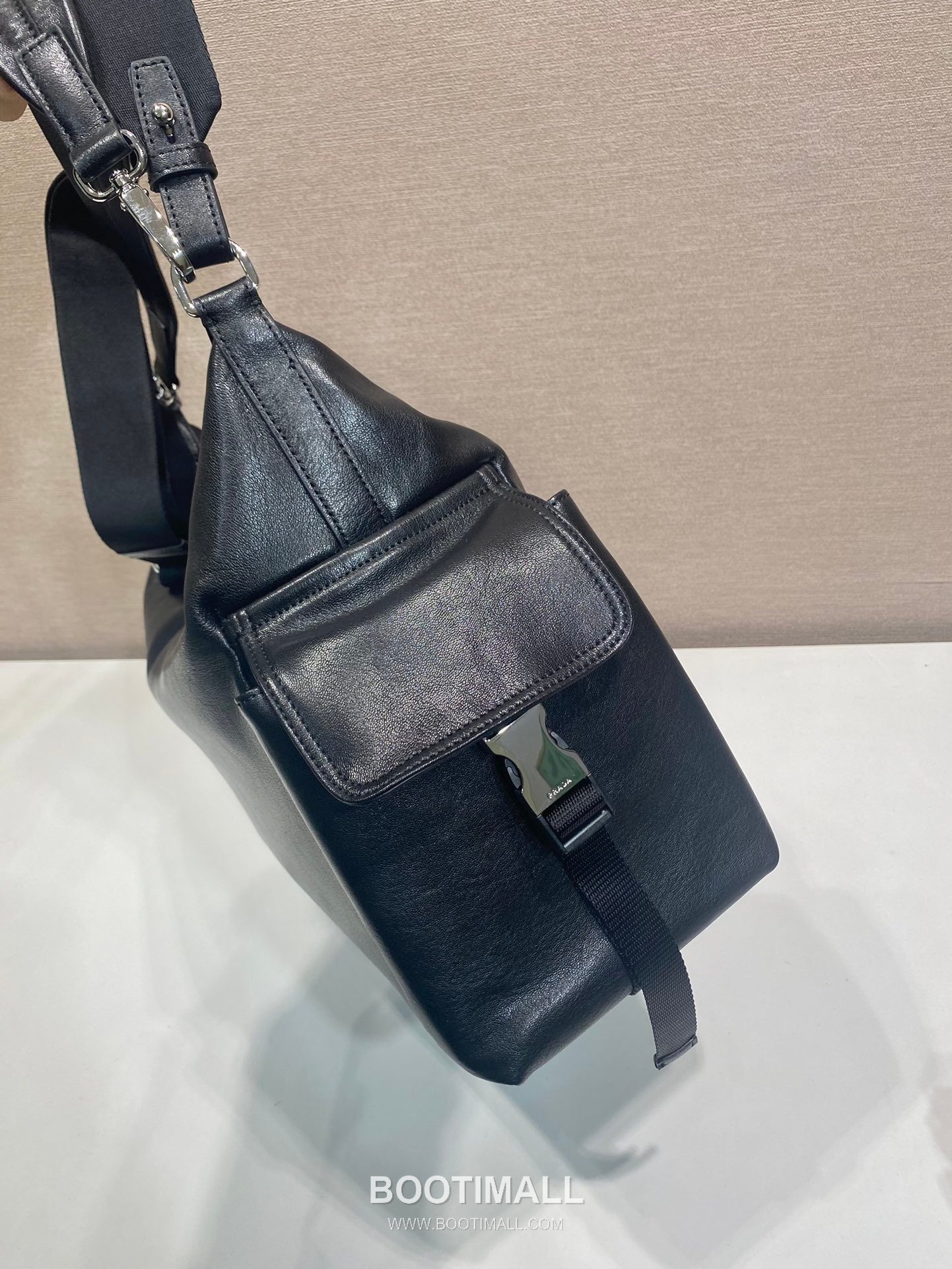 Prada Explore Calfskin Hobo Bag with Multi Pocket Strap Detail 프라다 익스플로어 카프스킨 멀티포켓 스트랩 호보백 2VH204 43cm 5