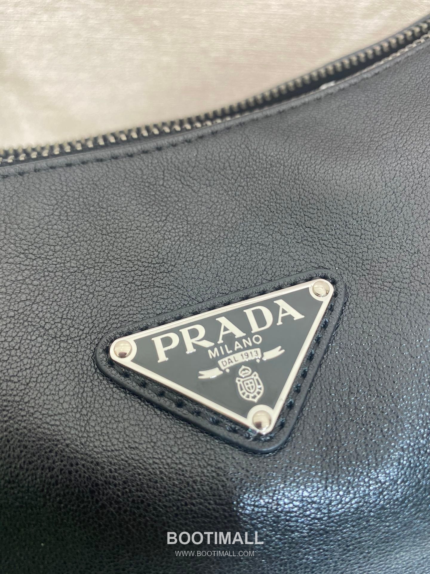 Prada Explore Calfskin Hobo Bag with Multi Pocket Strap Detail 프라다 익스플로어 카프스킨 멀티포켓 스트랩 호보백 2VH204 43cm 7