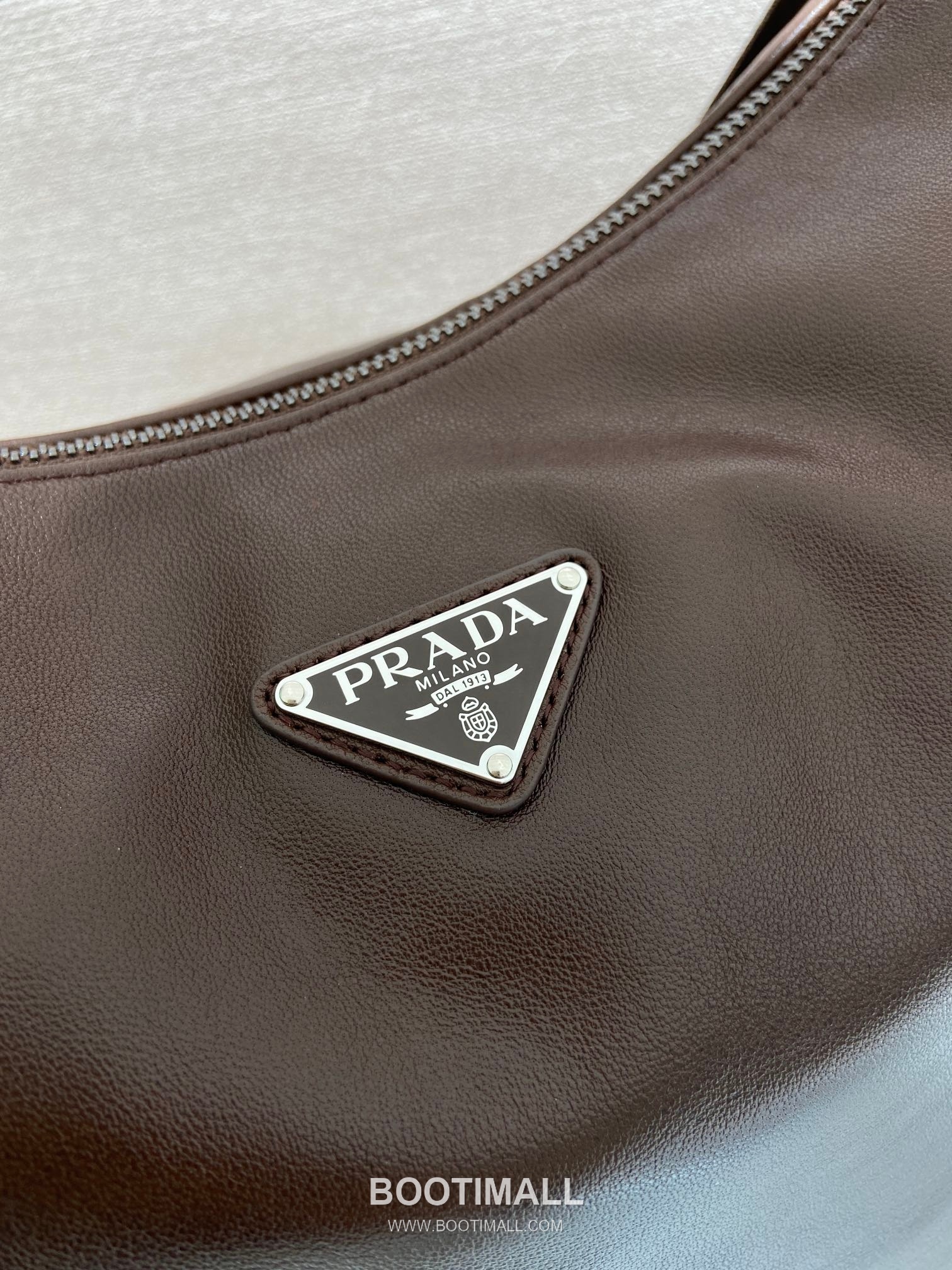 Prada Explore Calfskin Hobo Bag with Multi Pocket Strap Detail 프라다 익스플로어 카프스킨 멀티포켓 스트랩 호보백 2VH204 43cm 7