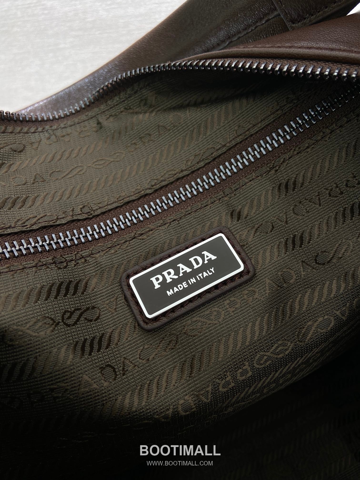 Prada Explore Calfskin Hobo Bag with Multi Pocket Strap Detail 프라다 익스플로어 카프스킨 멀티포켓 스트랩 호보백 2VH204 43cm 9