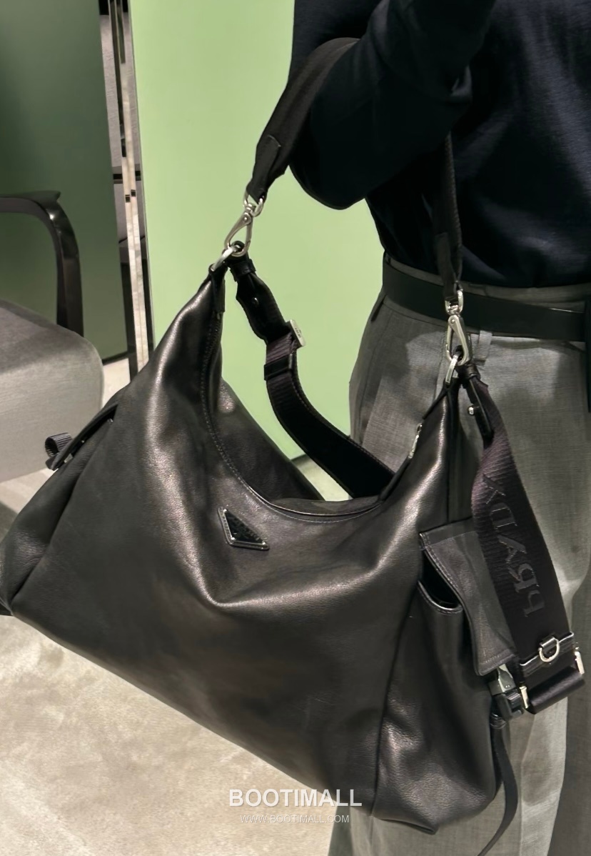 Prada Explore Calfskin Hobo Bag with Multi Pocket Strap Detail 프라다 익스플로어 카프스킨 멀티포켓 스트랩 호보백 2VH204 43cm 11