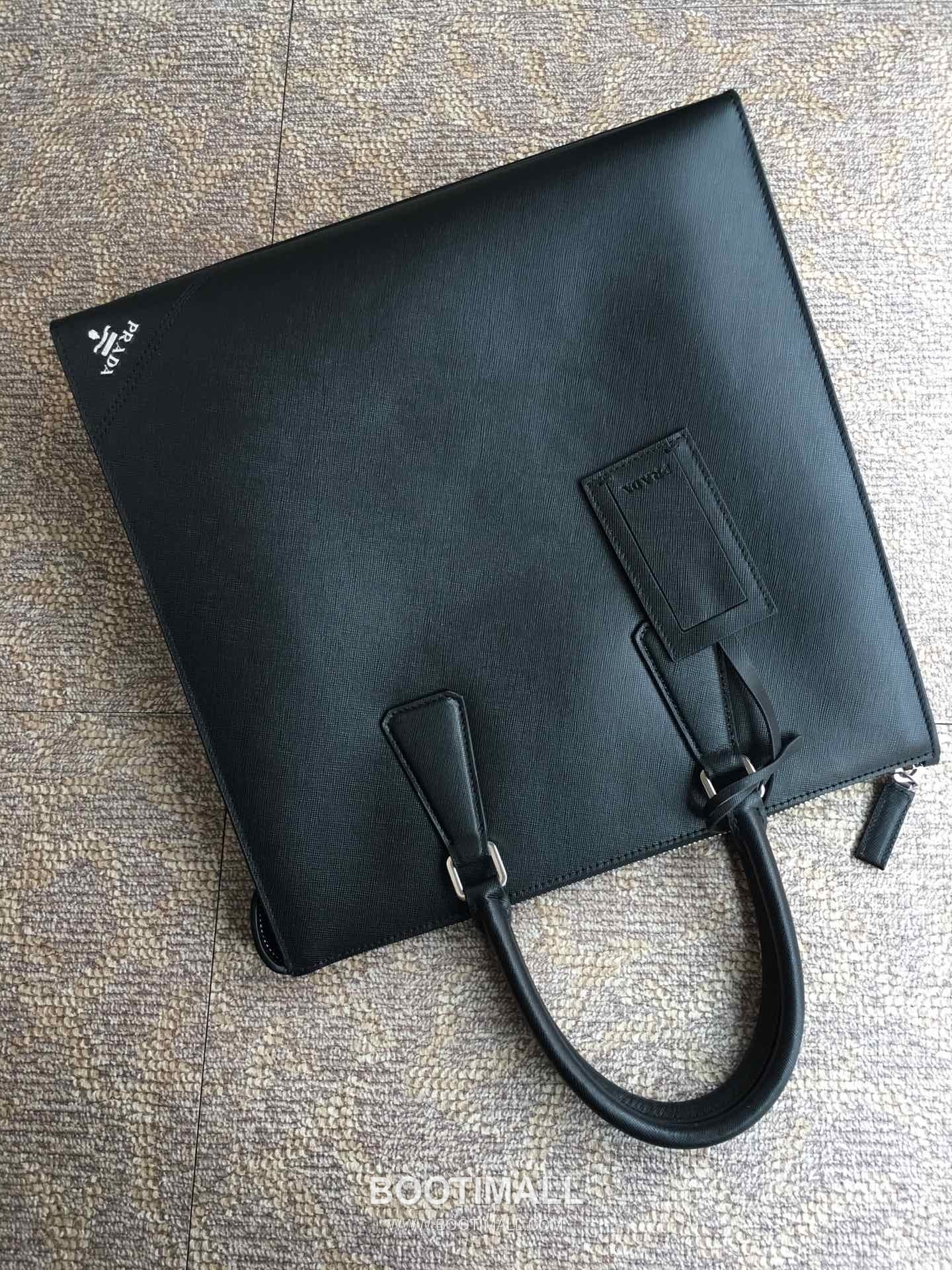 Prada Nylon Tote Bag with Triangle Logo Patch Detail 프라다 나일론 트라이앵글 로고 패치 토트백 34cm 4