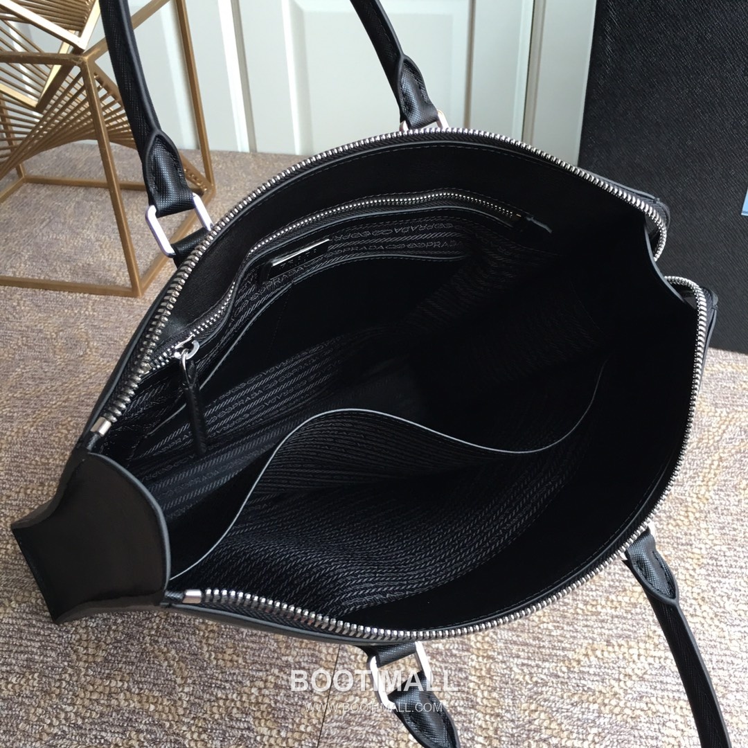 Prada Nylon Tote Bag with Triangle Logo Patch Detail 프라다 나일론 트라이앵글 로고 패치 토트백 34cm 8