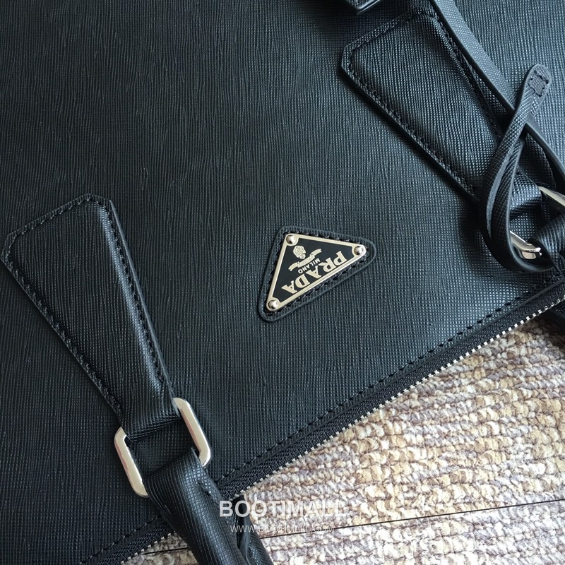 Prada Saffiano Leather Briefcase Tote Bag with Triangle Logo Detail 프라다 사피아노 가죽 트라이앵글 로고 브리프케이스 토트백 2VG030V 38cm 5