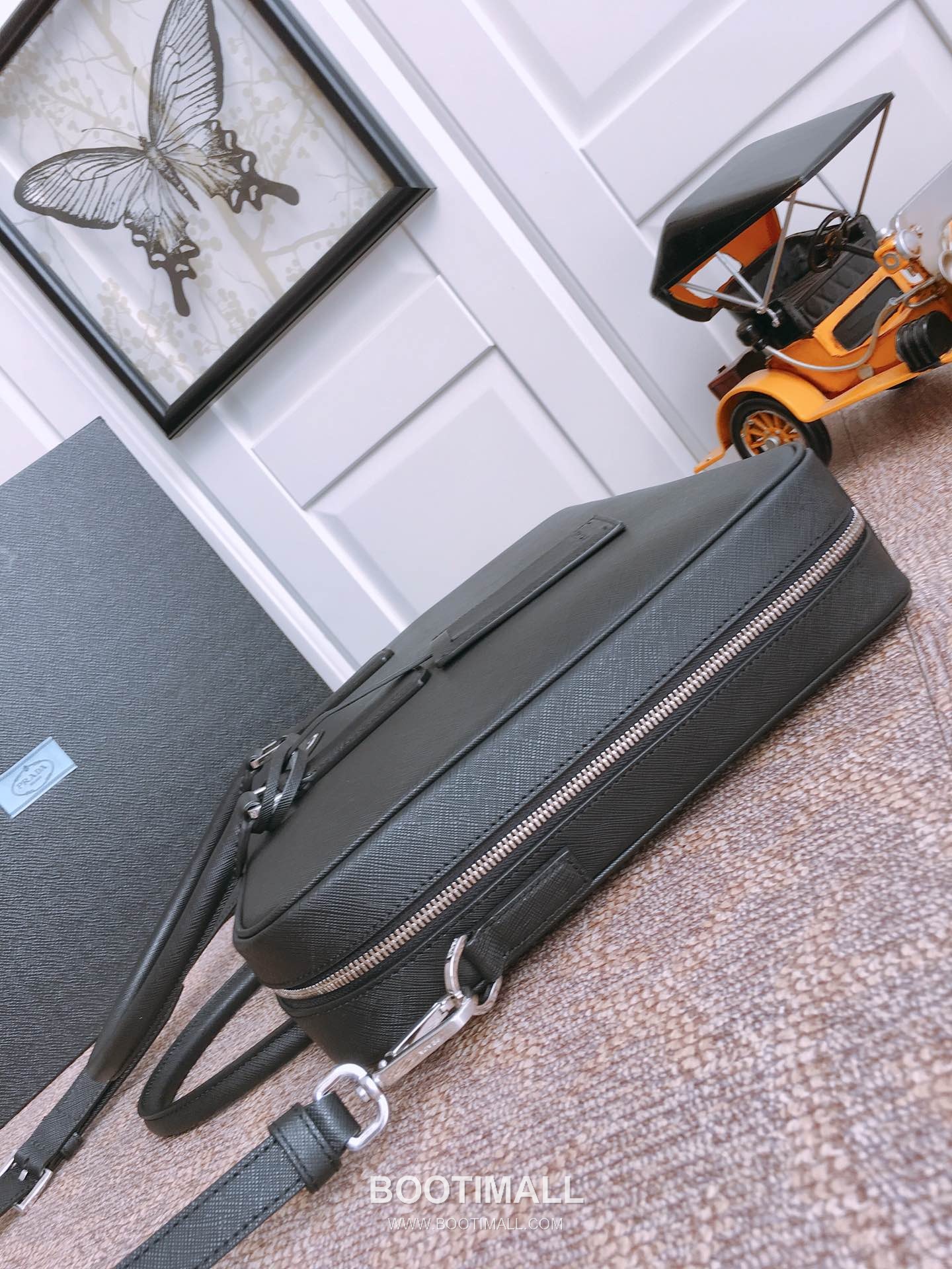 Prada Saffiano Leather Briefcase Tote Bag with Detachable Nylon Strap and Dual Zip Detail 프라다 사피아노 가죽 탈부착 나일론 스트랩 듀얼 지퍼 브리프케이스 토트백 2VE011 36cm 5