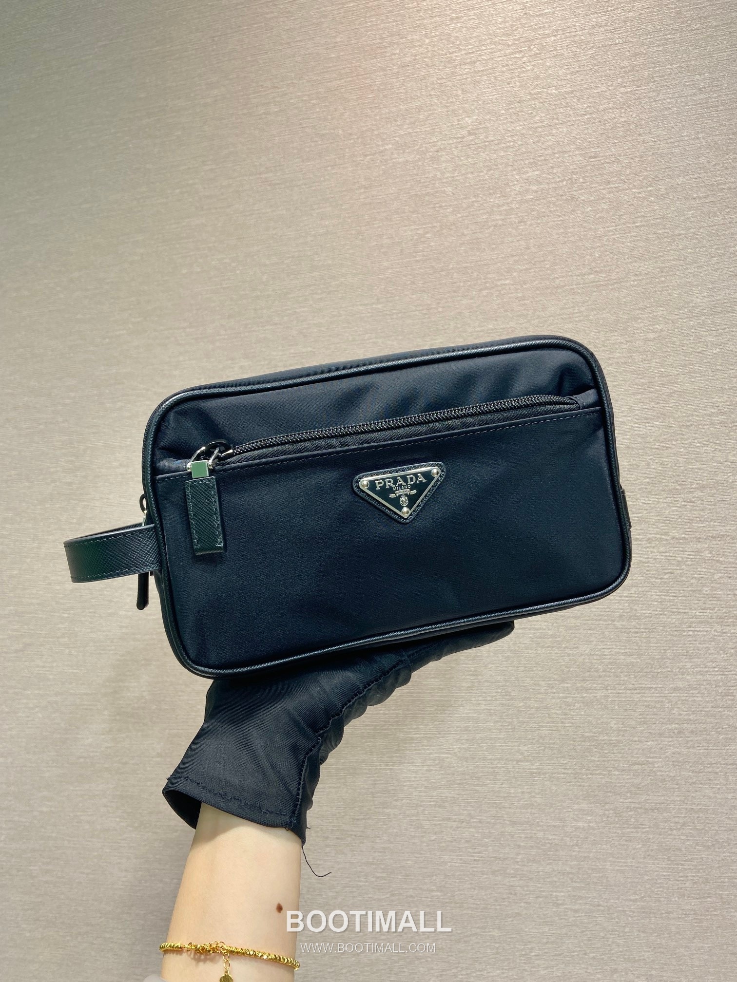 Prada Re-Nylon Travel Pouch Clutch Bag with Saffiano Handle and Zip Pocket Detail 프라다 리나일론 사피아노 핸들 지퍼 포켓 트래블 파우치 클러치백 2NA819 22cm 1
