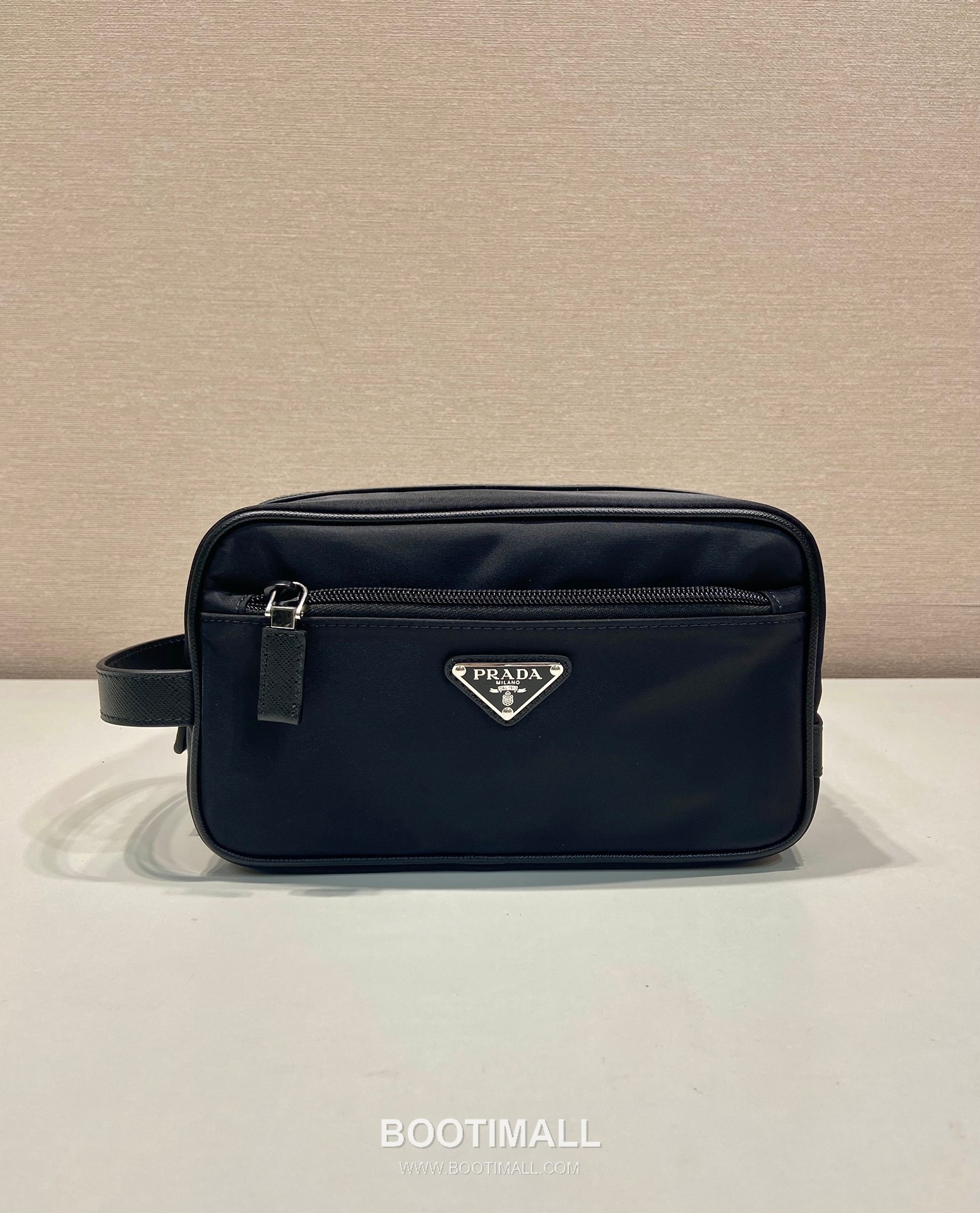 Prada Re-Nylon Travel Pouch Clutch Bag with Saffiano Handle and Zip Pocket Detail 프라다 리나일론 사피아노 핸들 지퍼 포켓 트래블 파우치 클러치백 2NA819 22cm 2