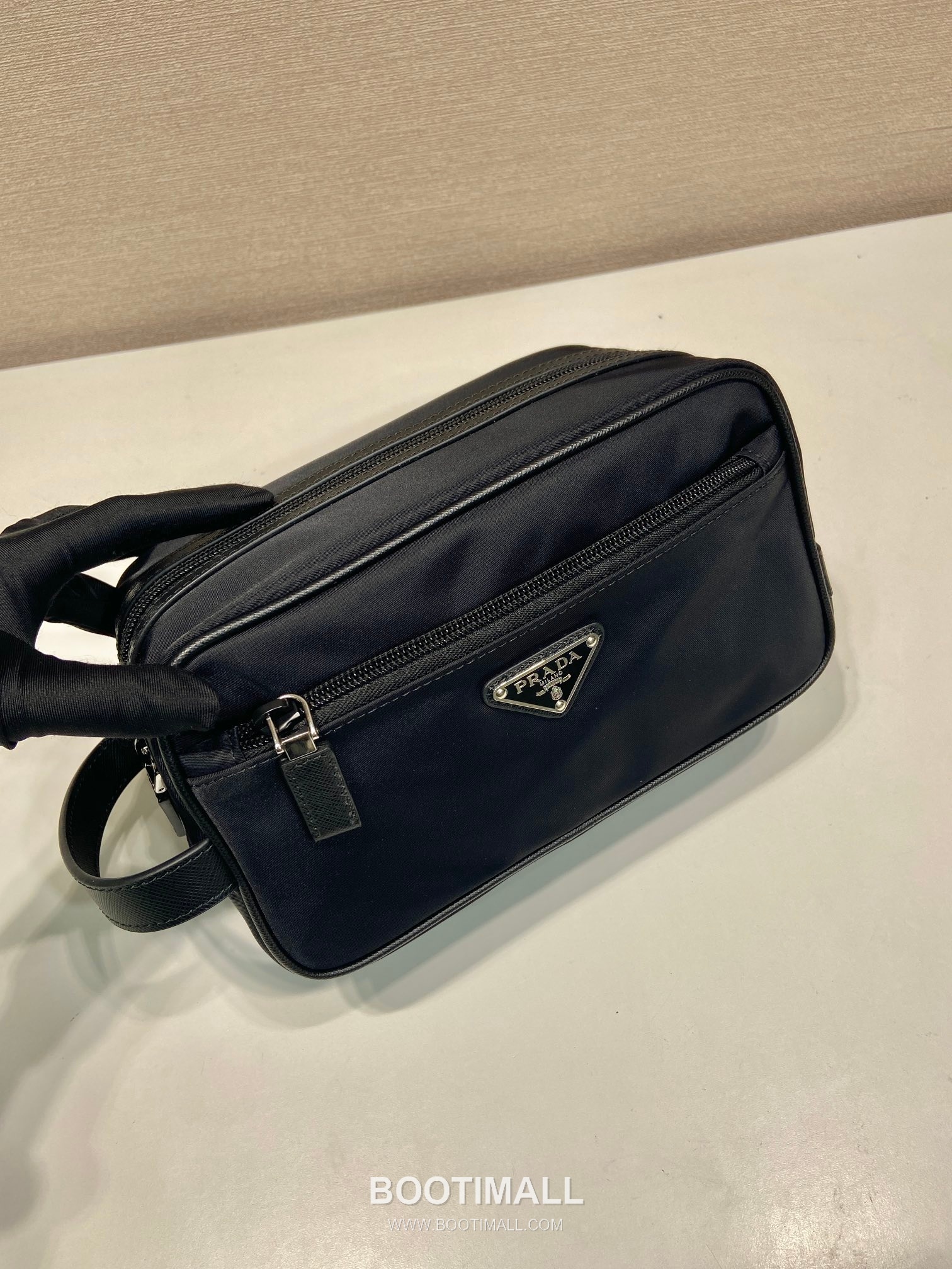 Prada Re-Nylon Travel Pouch Clutch Bag with Saffiano Handle and Zip Pocket Detail 프라다 리나일론 사피아노 핸들 지퍼 포켓 트래블 파우치 클러치백 2NA819 22cm 4