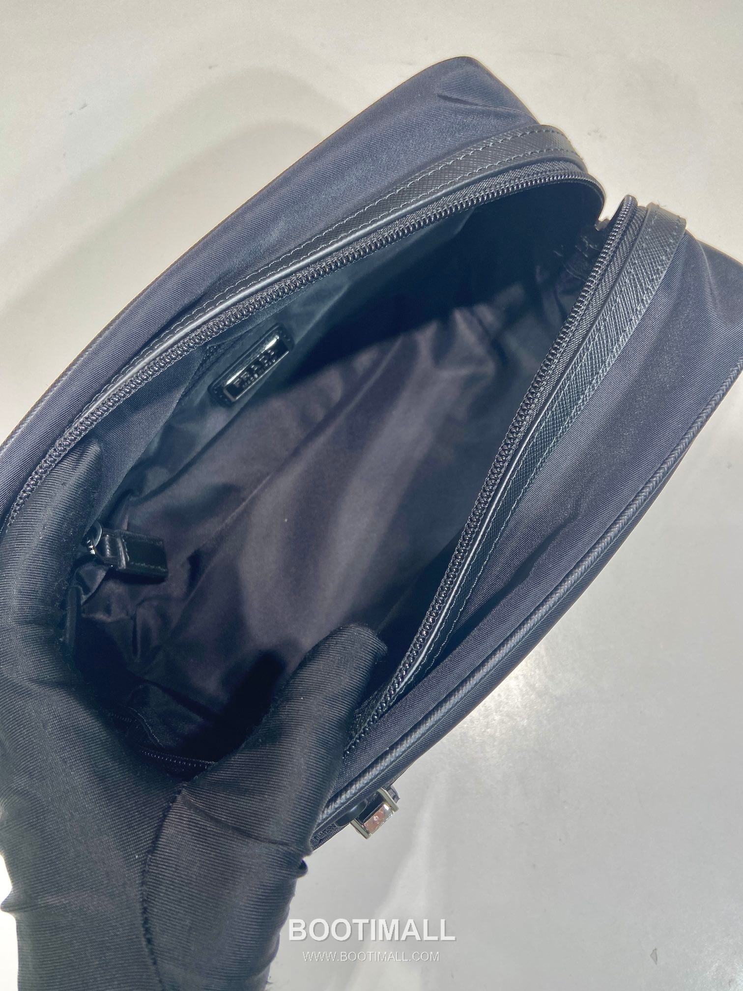 Prada Re-Nylon Travel Pouch Clutch Bag with Saffiano Handle and Zip Pocket Detail 프라다 리나일론 사피아노 핸들 지퍼 포켓 트래블 파우치 클러치백 2NA819 22cm 8