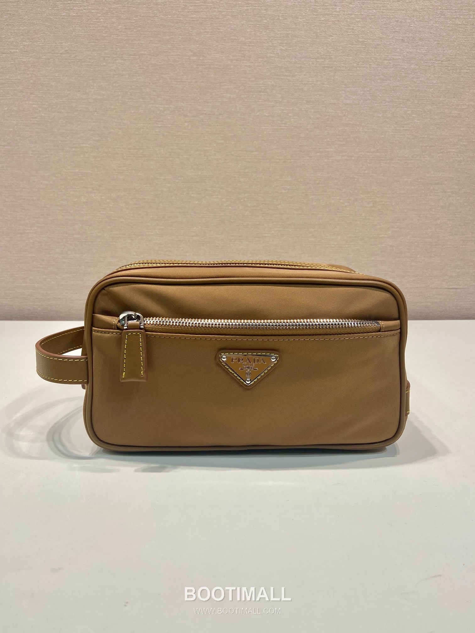 Prada Re-Nylon Travel Pouch Clutch Bag with Saffiano Handle and Zip Pocket Detail 프라다 리나일론 사피아노 핸들 지퍼 포켓 트래블 파우치 클러치백 2NA819 22cm 2