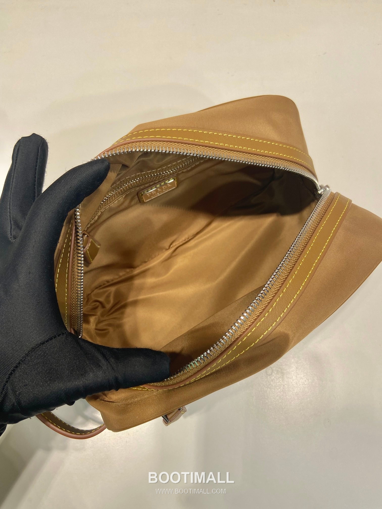 Prada Re-Nylon Travel Pouch Clutch Bag with Saffiano Handle and Zip Pocket Detail 프라다 리나일론 사피아노 핸들 지퍼 포켓 트래블 파우치 클러치백 2NA819 22cm 8