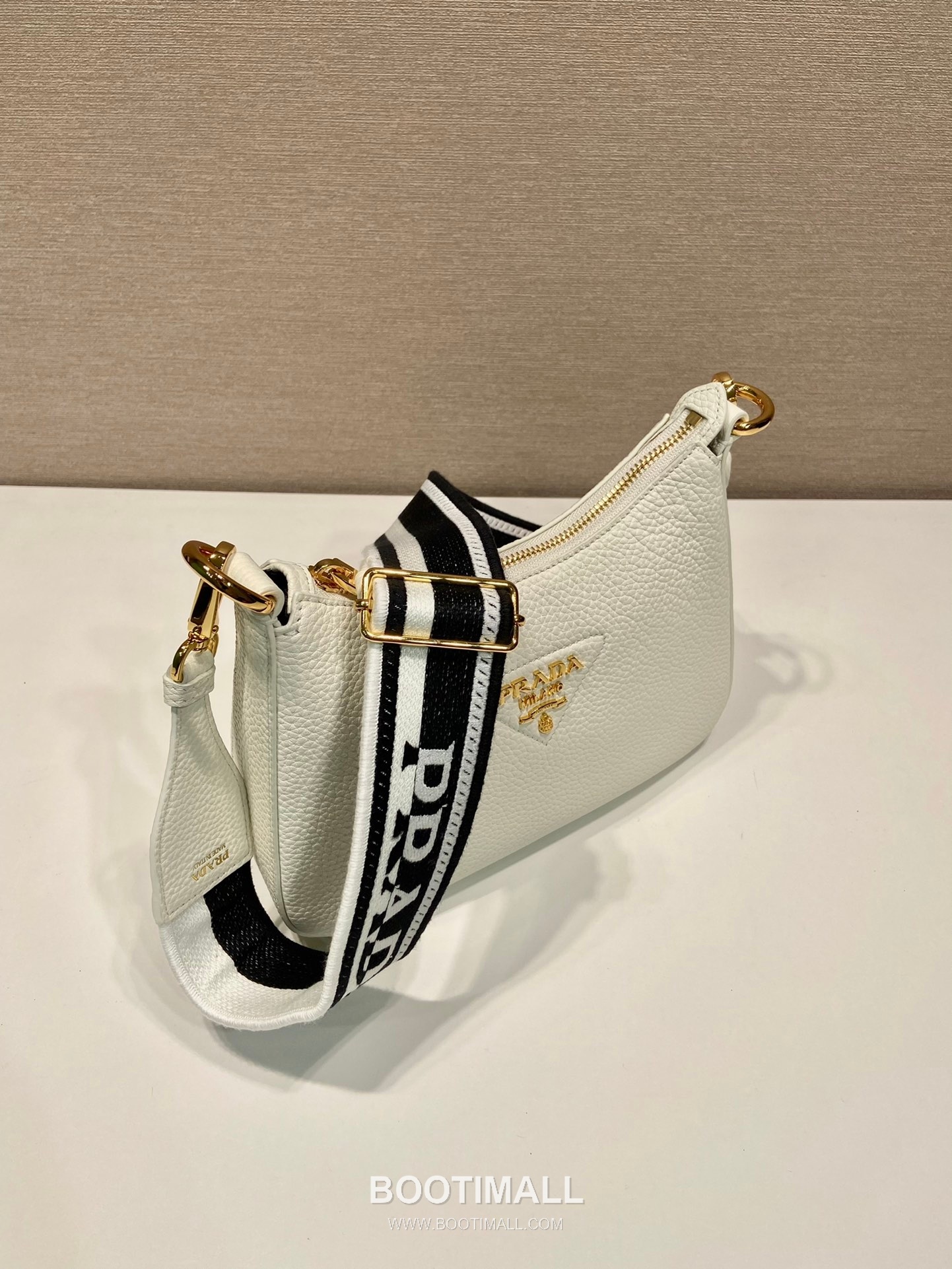 Prada Deer Grain Calfskin Shoulder Bag with Adjustable Web Strap Detail 프라다 디어 그레인 카프스킨 조절형 웹 스트랩 숄더백 1BH193 24cm 2