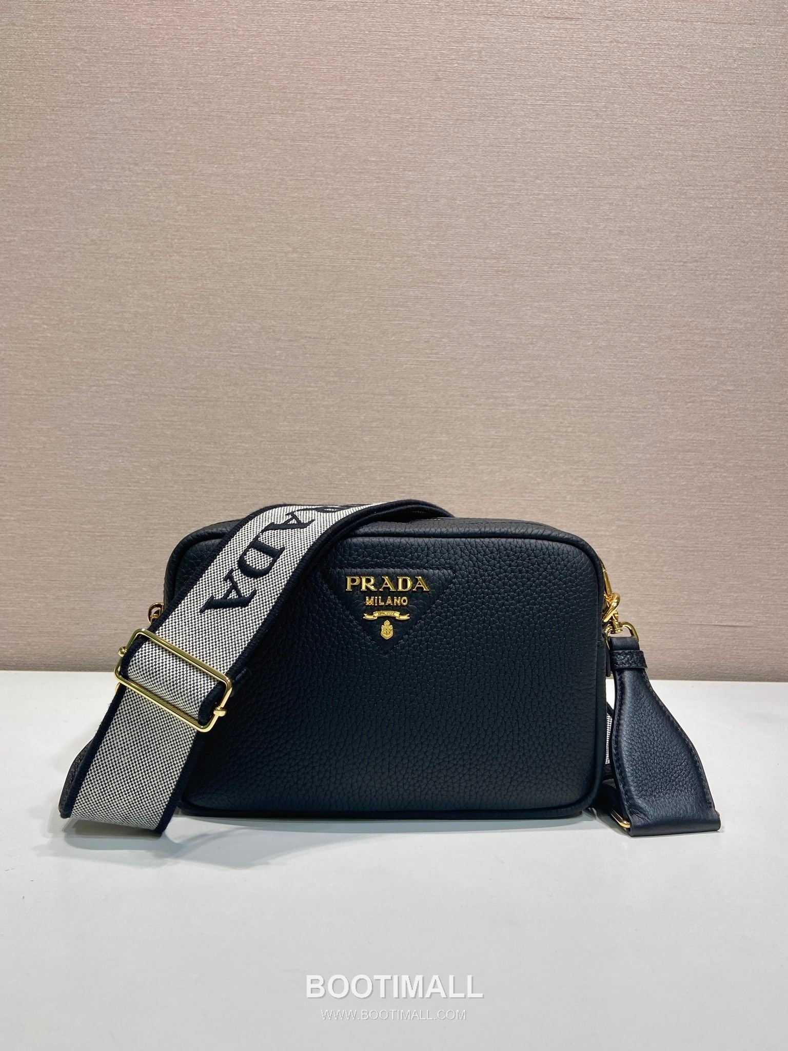 Prada Deer Grain Calfskin Crossbody Bag with Dual Adjustable Strap Detail 프라다 디어 그레인 카프스킨 듀얼 조절 스트랩 크로스바디백 1BD082-1 22cm 1