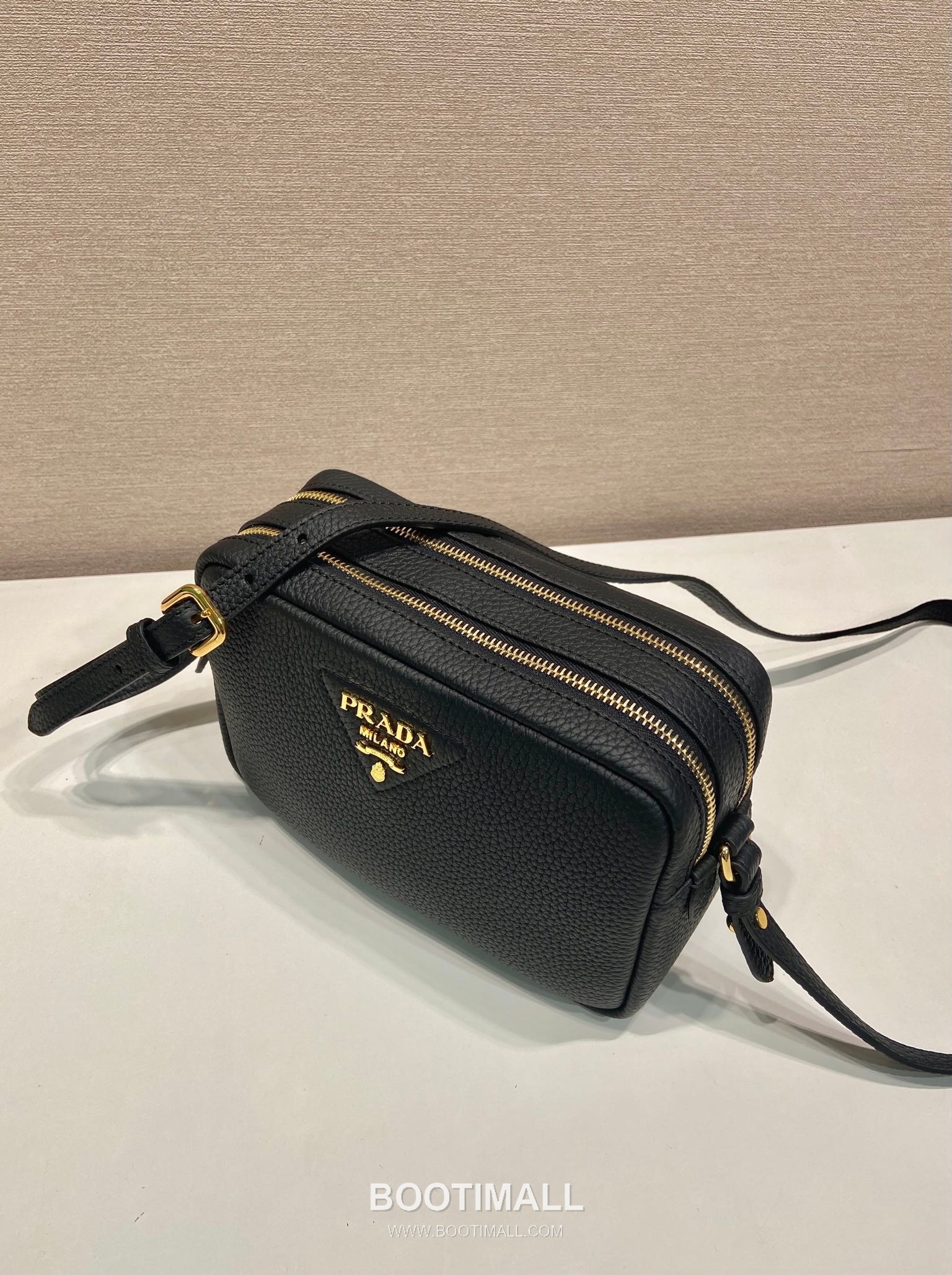 Prada Deer Grain Calfskin Crossbody Bag with Dual Adjustable Strap Detail 프라다 디어 그레인 카프스킨 듀얼 조절 스트랩 크로스바디백 1BD082-1 22cm 3