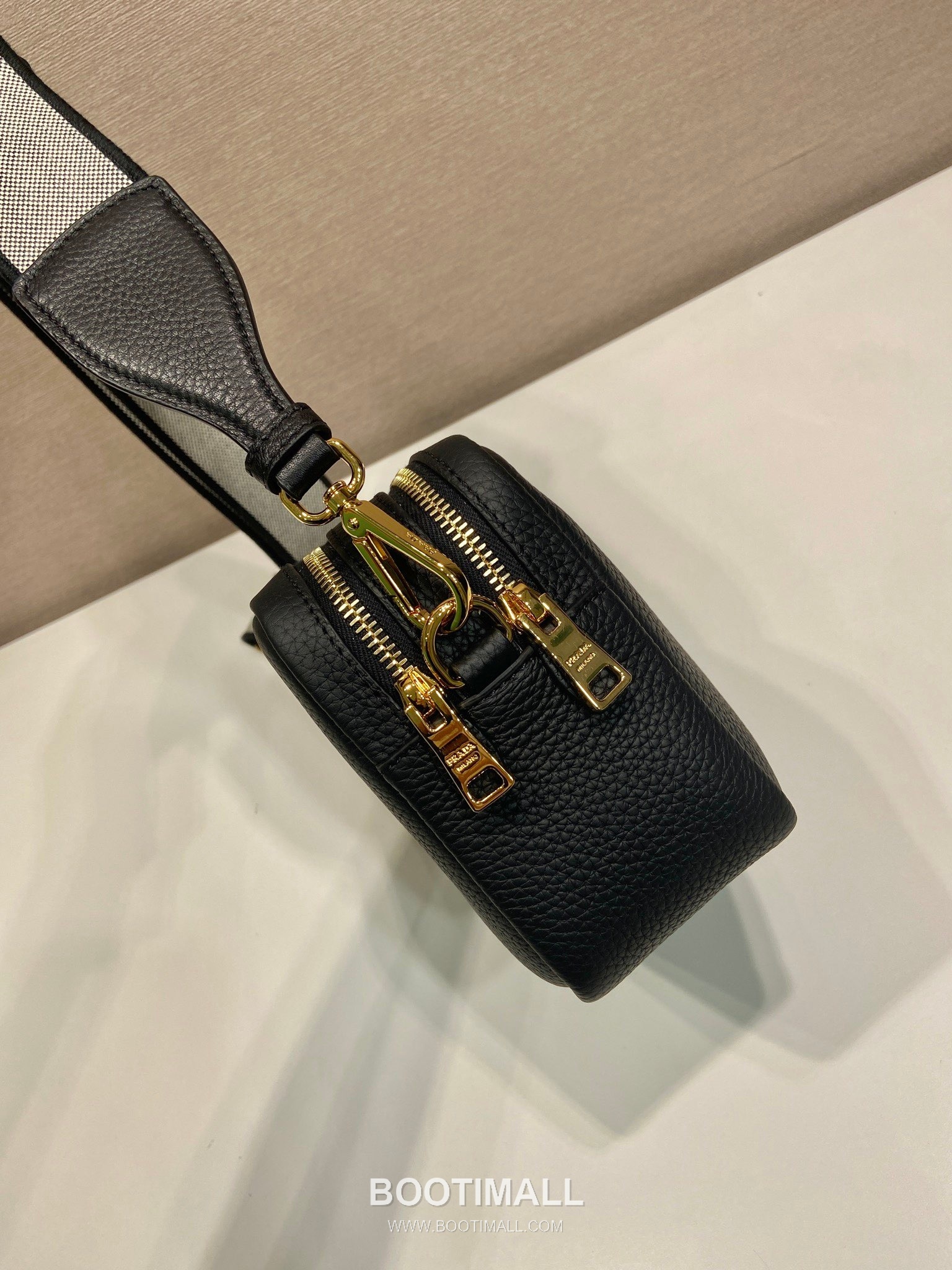 Prada Deer Grain Calfskin Crossbody Bag with Dual Adjustable Strap Detail 프라다 디어 그레인 카프스킨 듀얼 조절 스트랩 크로스바디백 1BD082-1 22cm 5