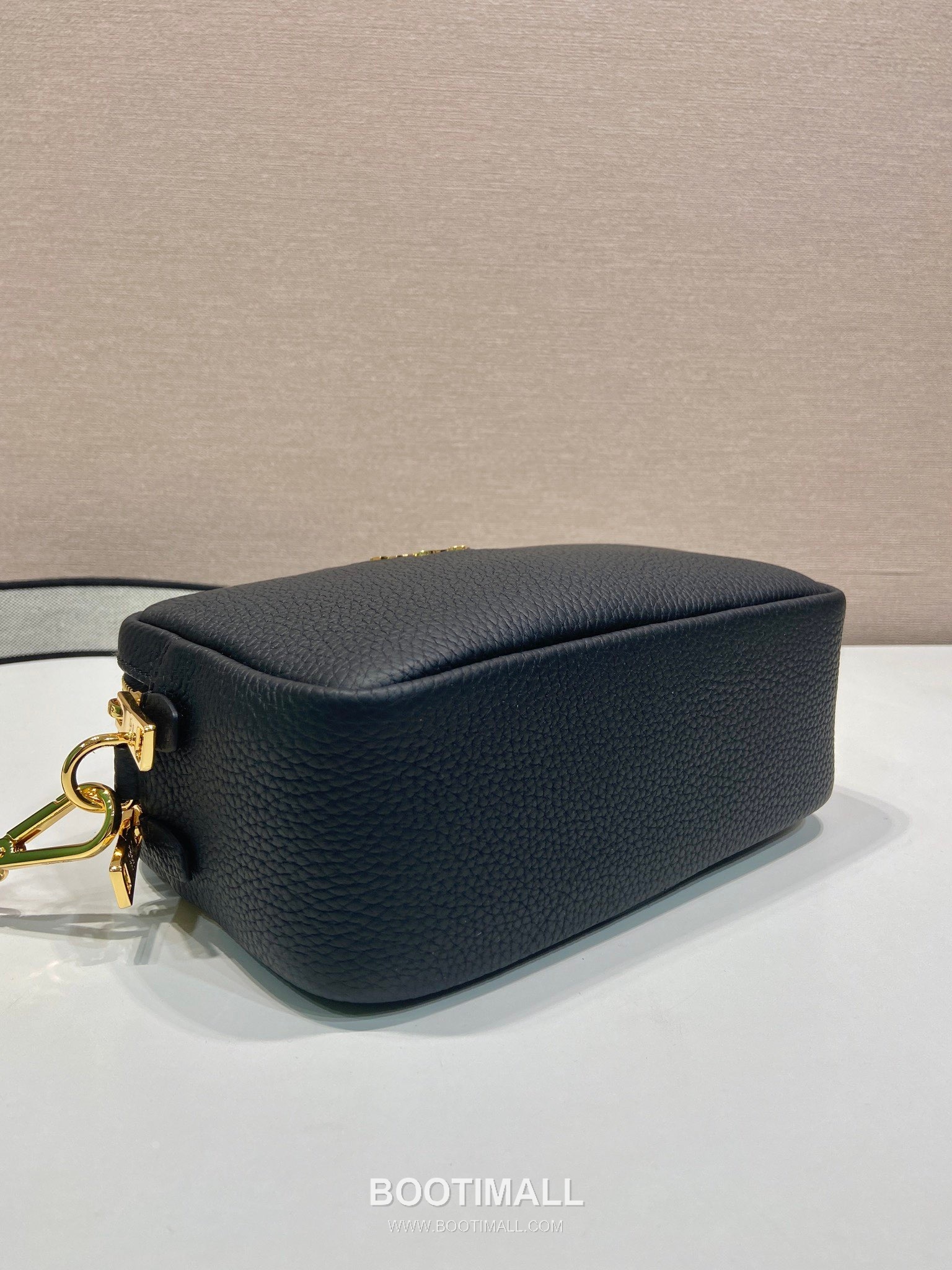 Prada Deer Grain Calfskin Crossbody Bag with Dual Adjustable Strap Detail 프라다 디어 그레인 카프스킨 듀얼 조절 스트랩 크로스바디백 1BD082-1 22cm 6