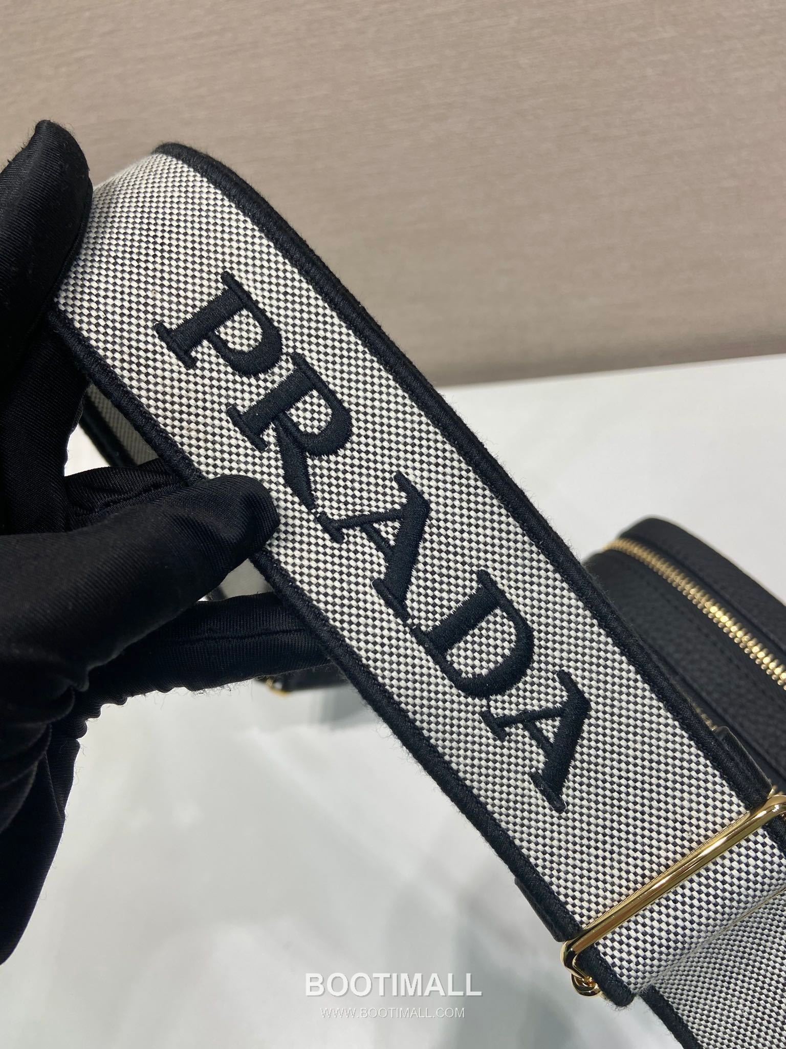 Prada Deer Grain Calfskin Crossbody Bag with Dual Adjustable Strap Detail 프라다 디어 그레인 카프스킨 듀얼 조절 스트랩 크로스바디백 1BD082-1 22cm 7
