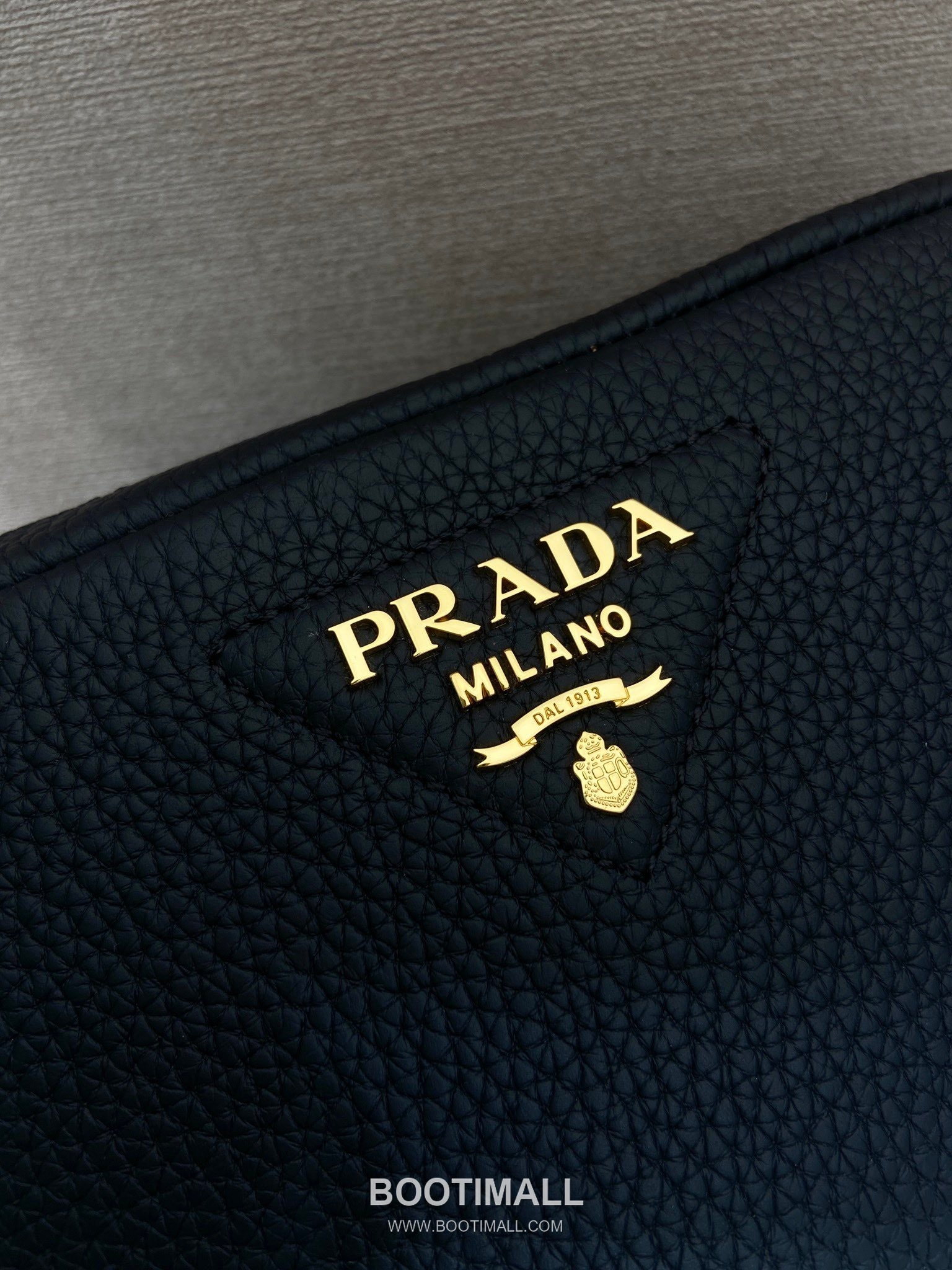 Prada Deer Grain Calfskin Crossbody Bag with Dual Adjustable Strap Detail 프라다 디어 그레인 카프스킨 듀얼 조절 스트랩 크로스바디백 1BD082-1 22cm 8