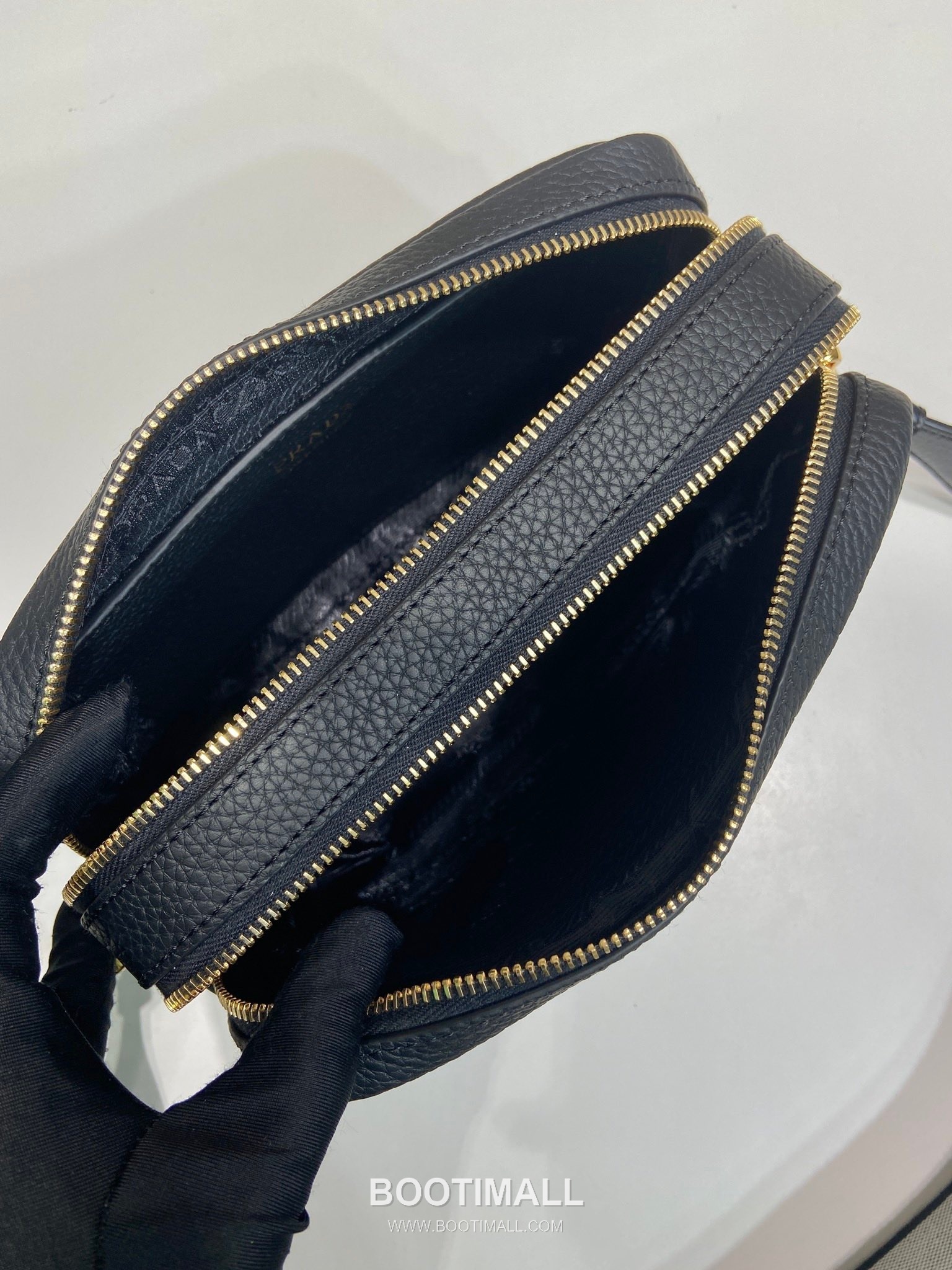 Prada Deer Grain Calfskin Crossbody Bag with Dual Adjustable Strap Detail 프라다 디어 그레인 카프스킨 듀얼 조절 스트랩 크로스바디백 1BD082-1 22cm 9