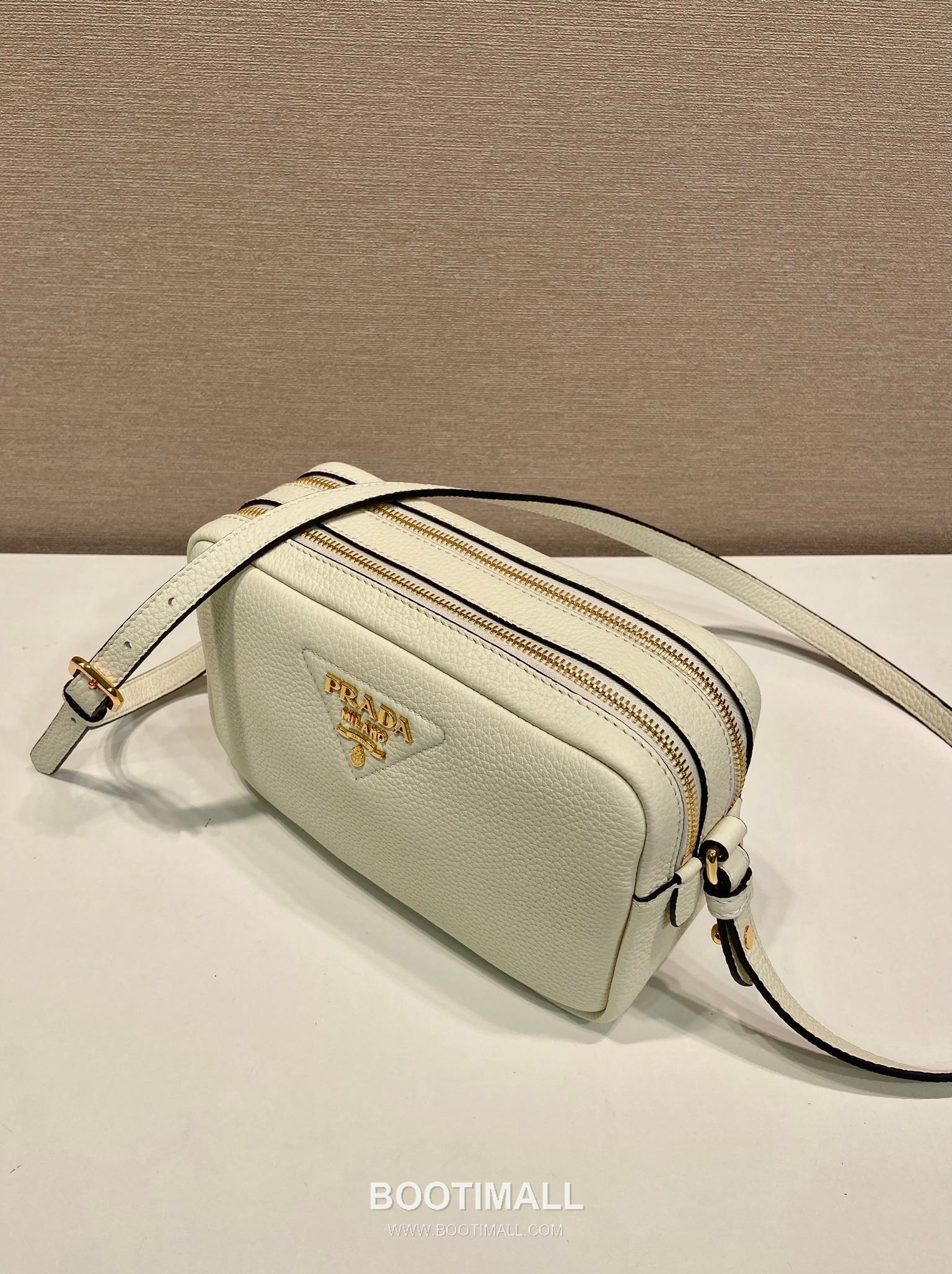 Prada Deer Grain Calfskin Crossbody Bag with Dual Adjustable Strap Detail 프라다 디어 그레인 카프스킨 듀얼 조절 스트랩 크로스바디백 1BD082-1 22cm 3