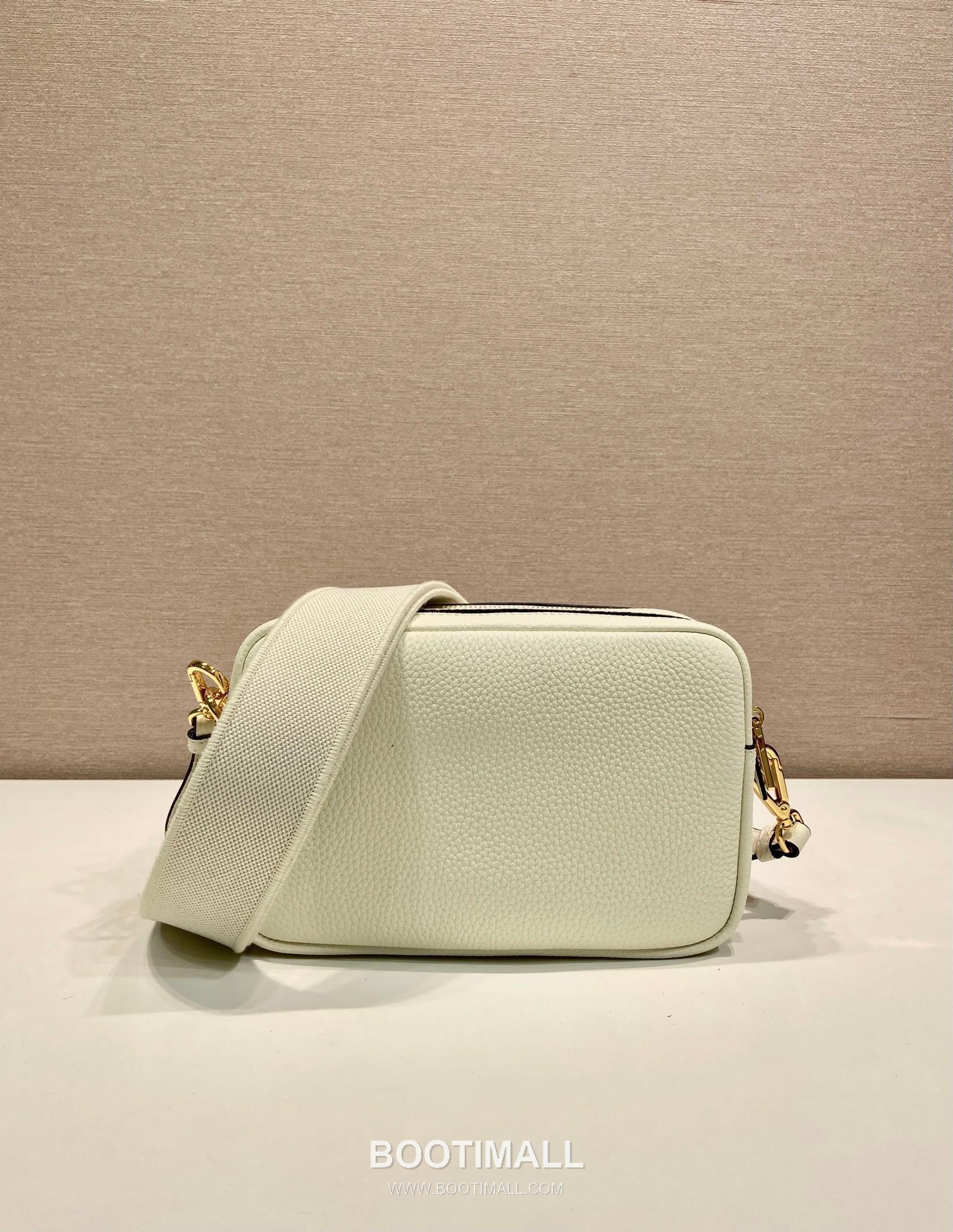 Prada Deer Grain Calfskin Crossbody Bag with Dual Adjustable Strap Detail 프라다 디어 그레인 카프스킨 듀얼 조절 스트랩 크로스바디백 1BD082-1 22cm 4