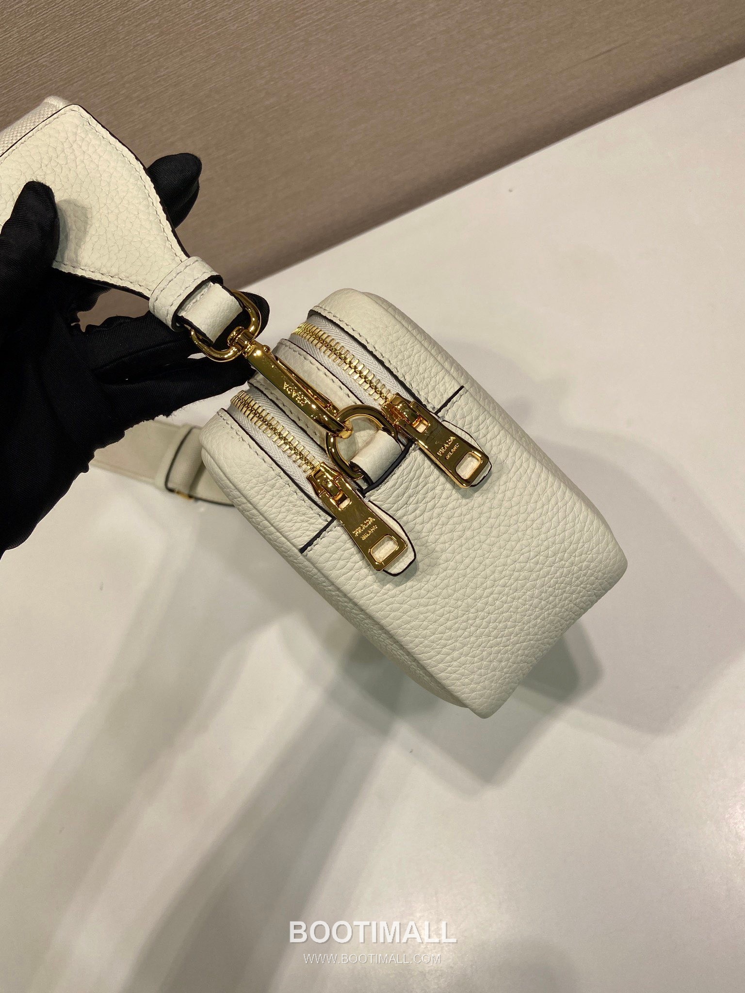 Prada Deer Grain Calfskin Crossbody Bag with Dual Adjustable Strap Detail 프라다 디어 그레인 카프스킨 듀얼 조절 스트랩 크로스바디백 1BD082-1 22cm 5