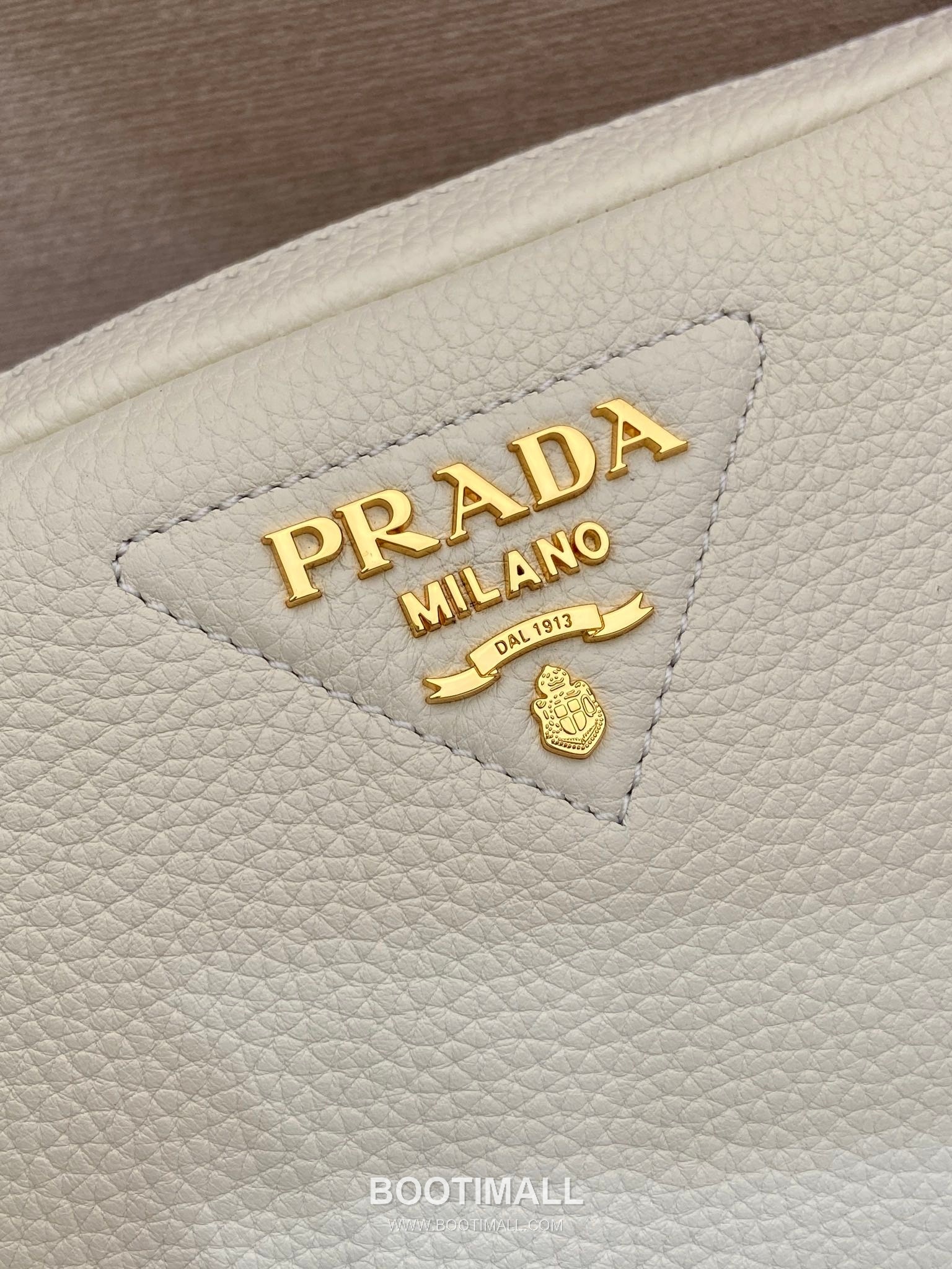 Prada Deer Grain Calfskin Crossbody Bag with Dual Adjustable Strap Detail 프라다 디어 그레인 카프스킨 듀얼 조절 스트랩 크로스바디백 1BD082-1 22cm 8