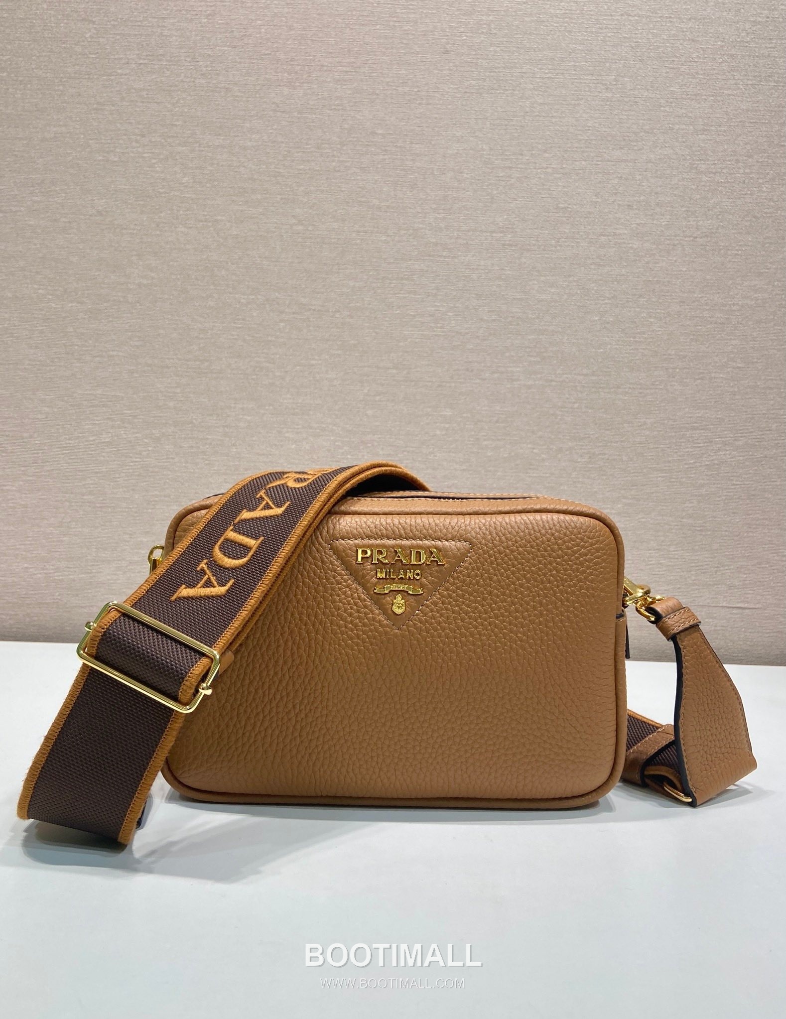 Prada Deer Grain Calfskin Crossbody Bag with Dual Adjustable Strap Detail 프라다 디어 그레인 카프스킨 듀얼 조절 스트랩 크로스바디백 1BD082-1 22cm 1