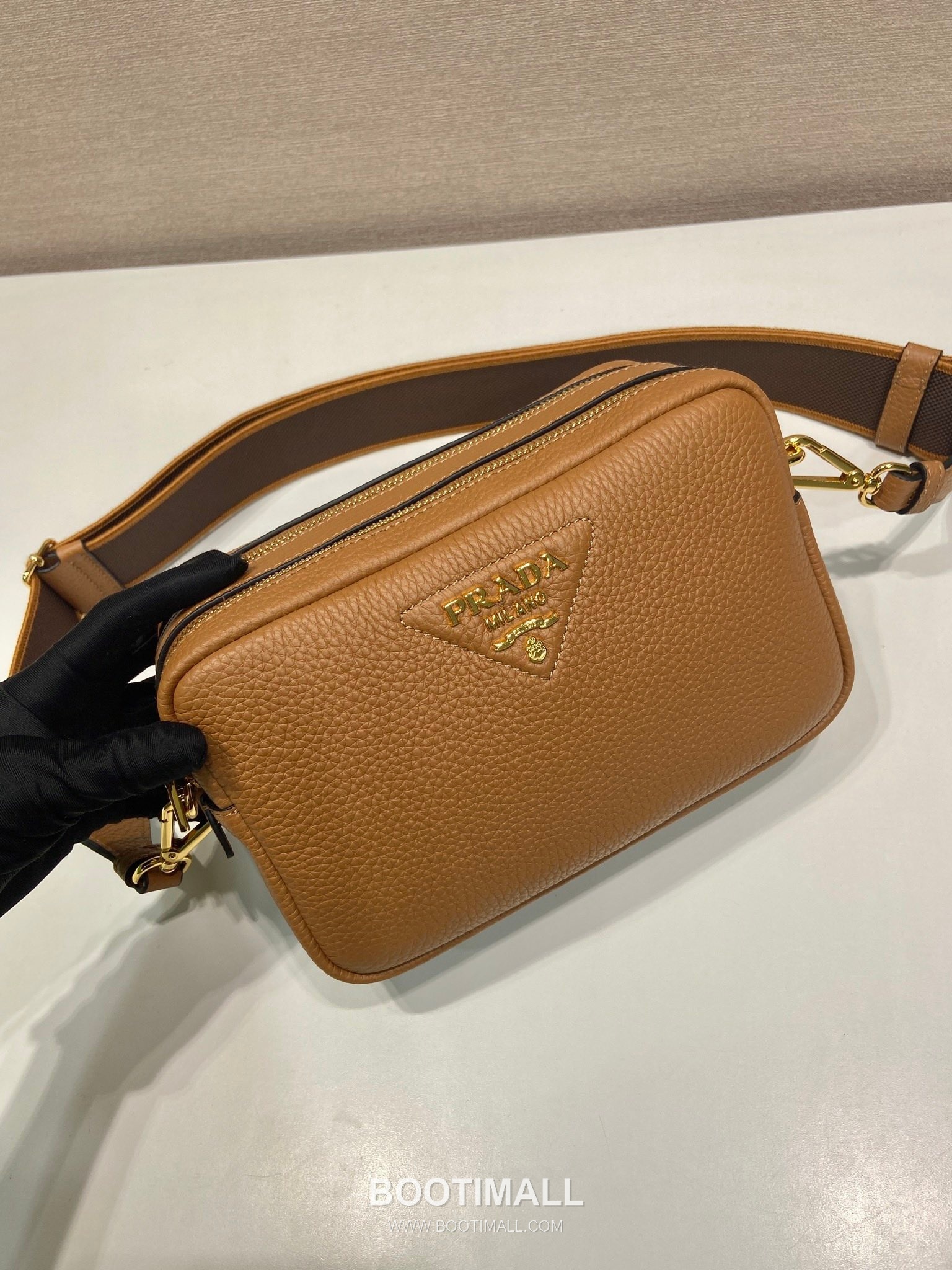 Prada Deer Grain Calfskin Crossbody Bag with Dual Adjustable Strap Detail 프라다 디어 그레인 카프스킨 듀얼 조절 스트랩 크로스바디백 1BD082-1 22cm 2