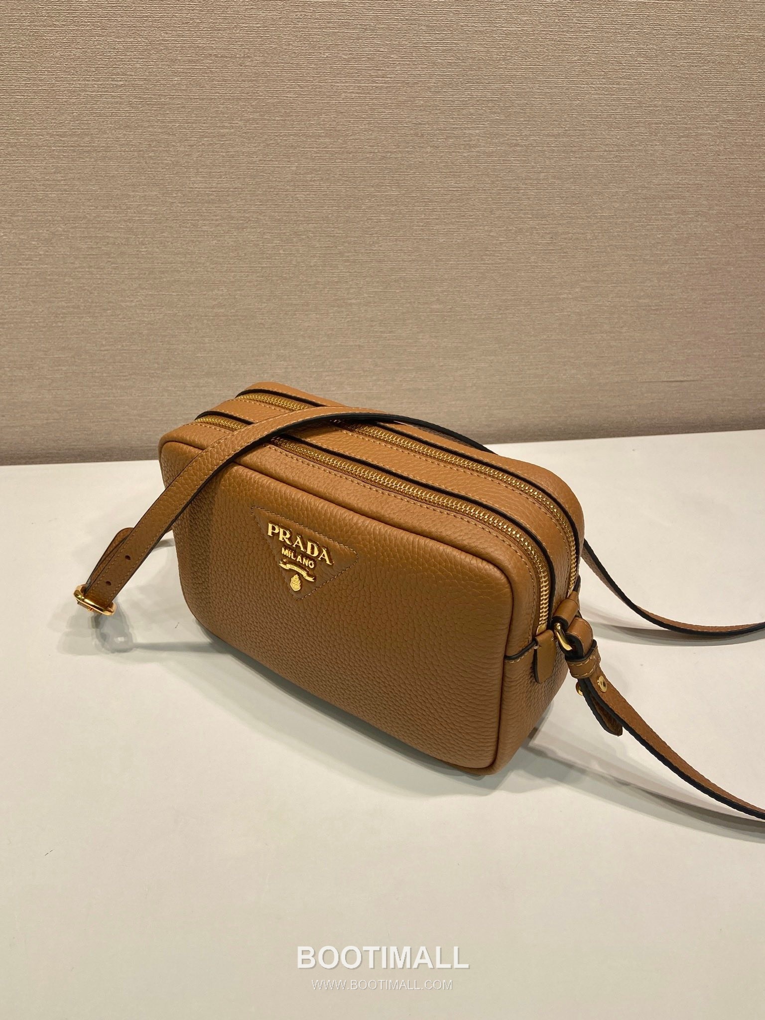 Prada Deer Grain Calfskin Crossbody Bag with Dual Adjustable Strap Detail 프라다 디어 그레인 카프스킨 듀얼 조절 스트랩 크로스바디백 1BD082-1 22cm 3