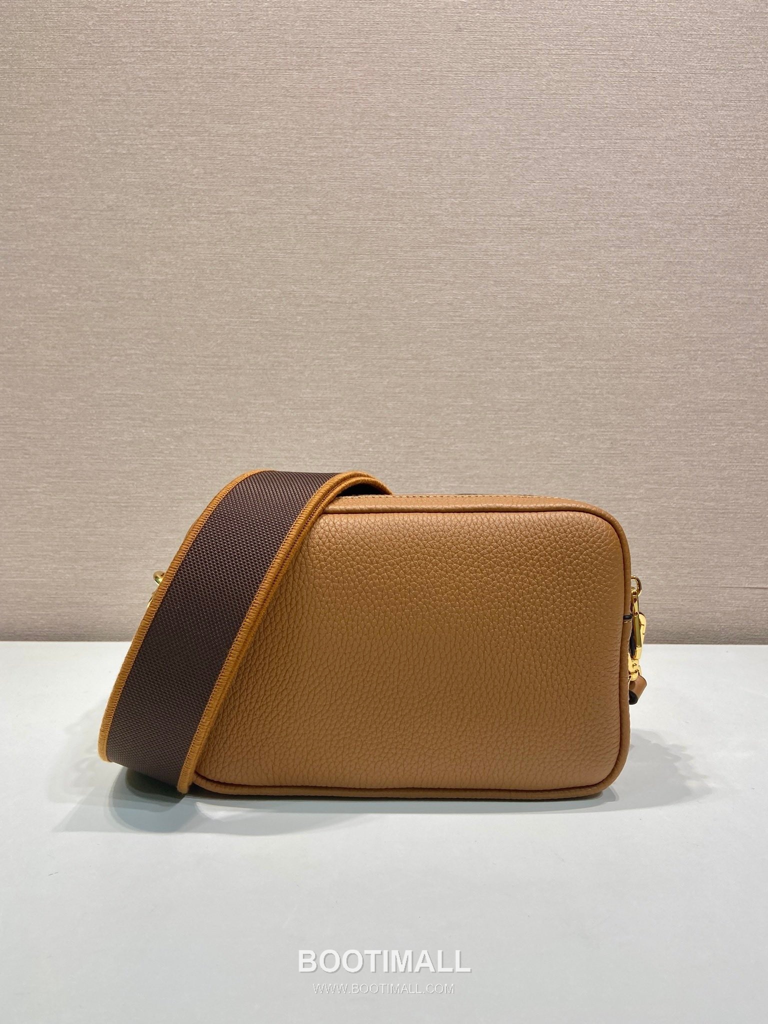 Prada Deer Grain Calfskin Crossbody Bag with Dual Adjustable Strap Detail 프라다 디어 그레인 카프스킨 듀얼 조절 스트랩 크로스바디백 1BD082-1 22cm 4