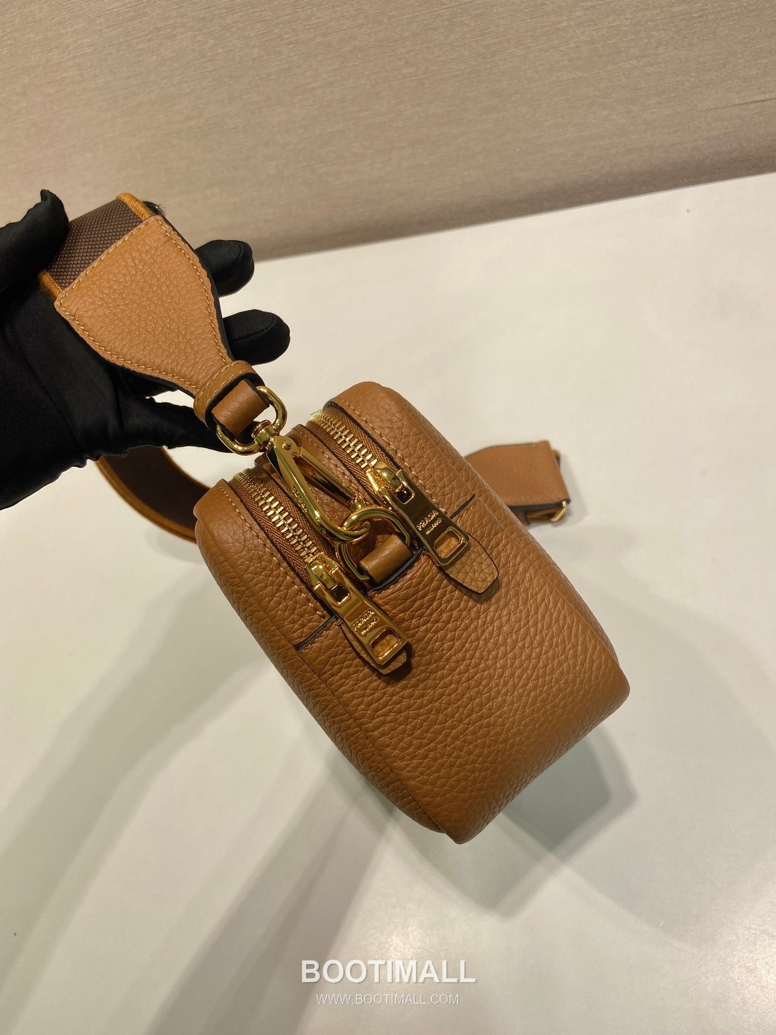 Prada Deer Grain Calfskin Crossbody Bag with Dual Adjustable Strap Detail 프라다 디어 그레인 카프스킨 듀얼 조절 스트랩 크로스바디백 1BD082-1 22cm 5