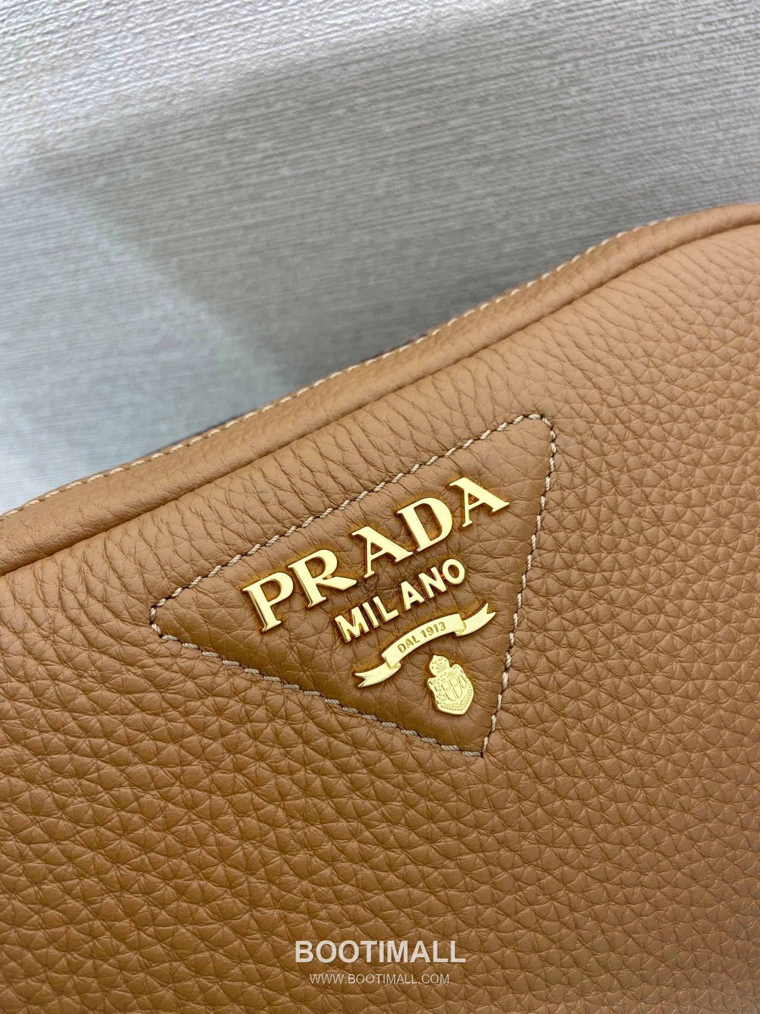 Prada Deer Grain Calfskin Crossbody Bag with Dual Adjustable Strap Detail 프라다 디어 그레인 카프스킨 듀얼 조절 스트랩 크로스바디백 1BD082-1 22cm 8