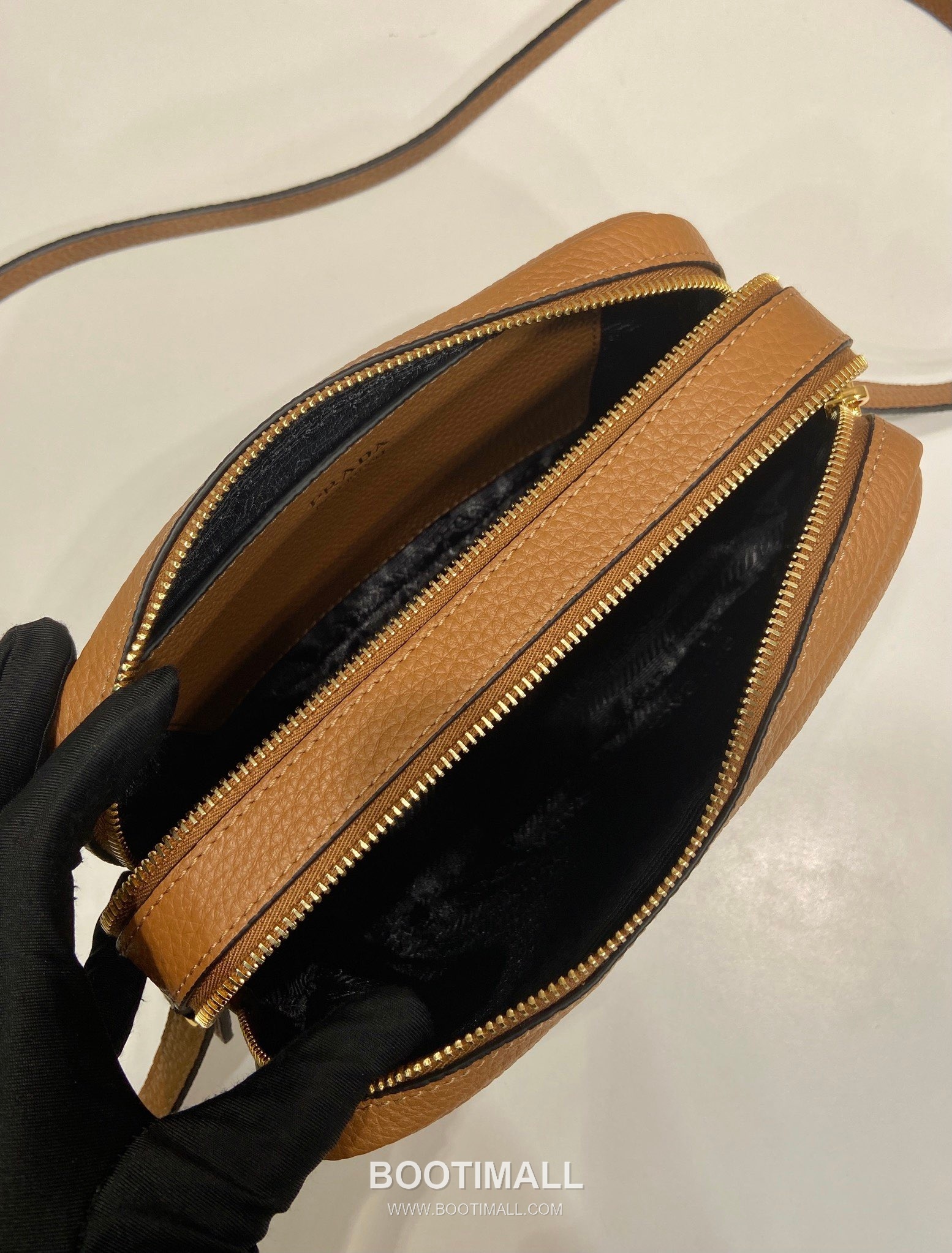 Prada Deer Grain Calfskin Crossbody Bag with Dual Adjustable Strap Detail 프라다 디어 그레인 카프스킨 듀얼 조절 스트랩 크로스바디백 1BD082-1 22cm 9