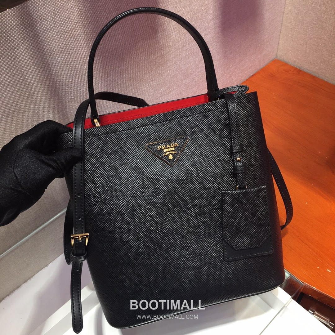 Prada Saffiano Leather Double Tote Bag with Triangle Logo and Magnetic Pocket Detail 프라다 사피아노 가죽 트라이앵글 로고 마그네틱 포켓 더블 토트백 1BA212 22cm 2