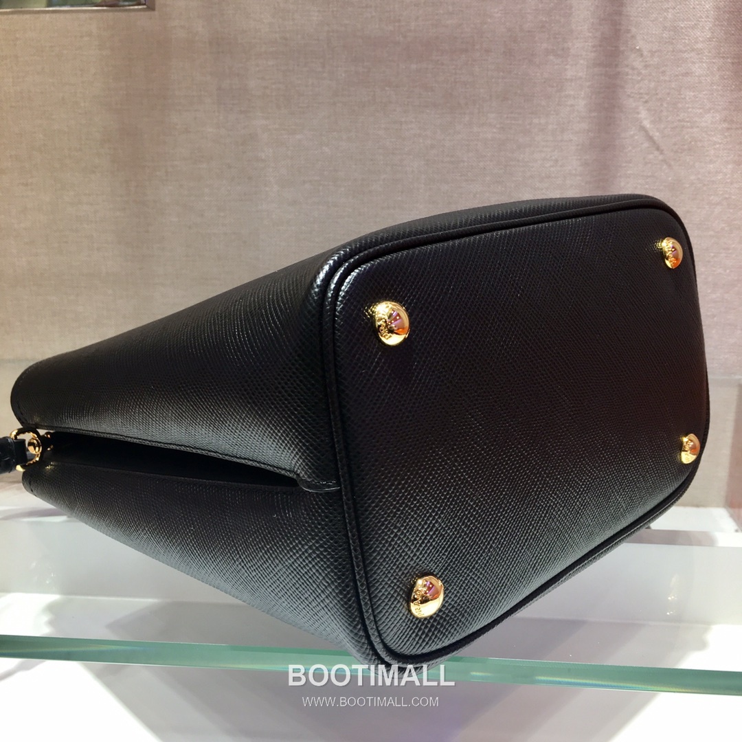 Prada Saffiano Leather Double Tote Bag with Triangle Logo and Magnetic Pocket Detail 프라다 사피아노 가죽 트라이앵글 로고 마그네틱 포켓 더블 토트백 1BA212 22cm 6